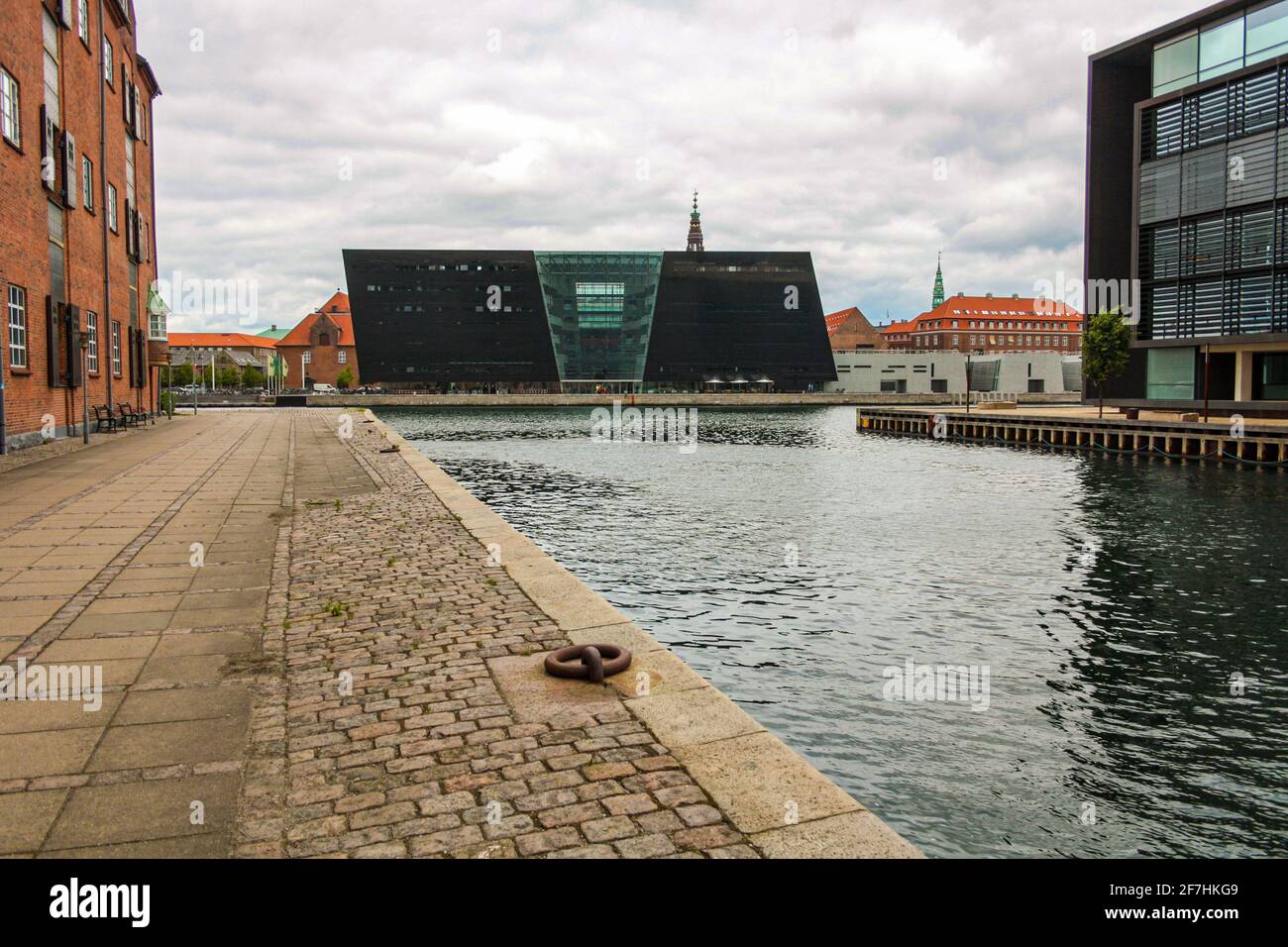Blick auf die Königliche Bibliothek von Kopenhagen, genannt Black Diamond, vom Kanal im Christenviertel, vor dem Bau des Cirkelbroen Stockfoto