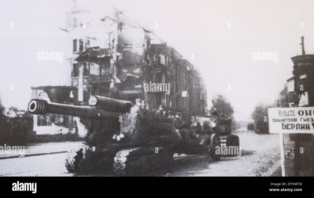 Schwere Waffen sind 1945 auf dem Weg ins Zentrum von Berlin. Stockfoto