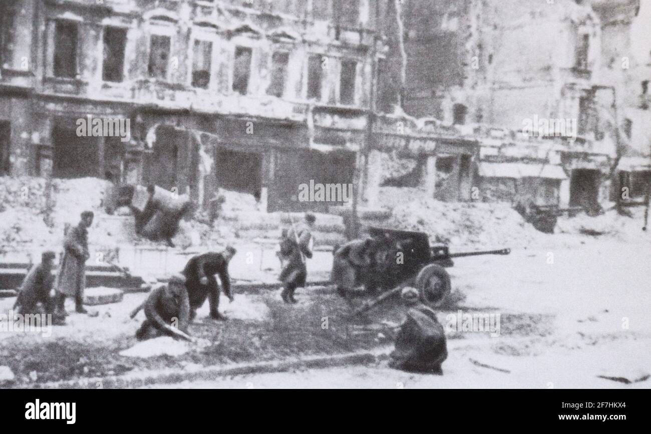 Sowjetische Artilleriemänner auf den Straßen Berlins im Jahr 1945. Stockfoto