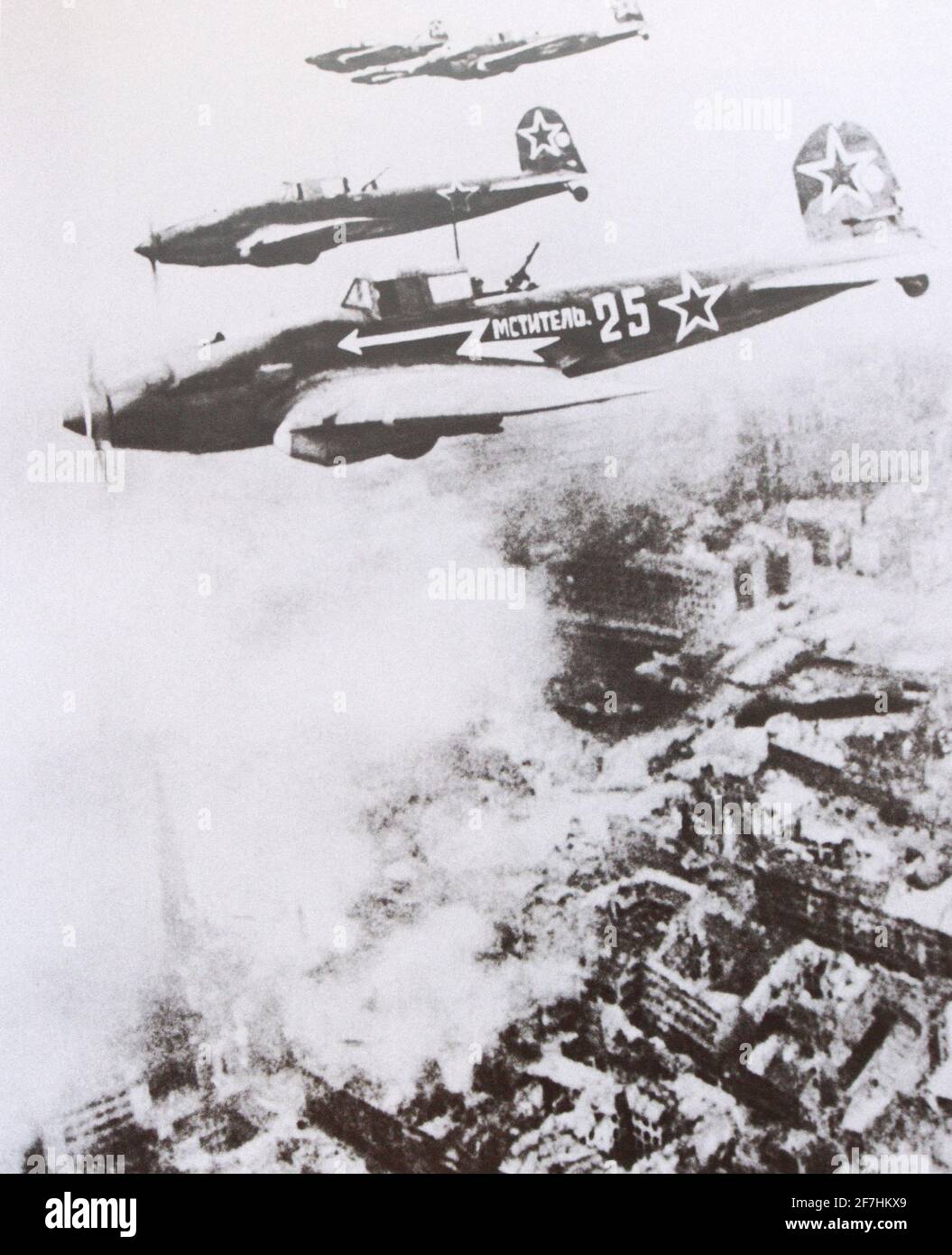 Sowjetische Angriffsflugzeuge über Berlin im Jahr 1945. Stockfoto
