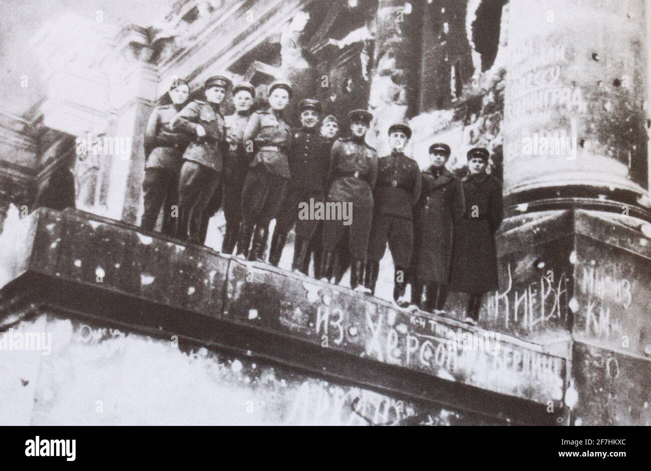 Sowjetische Soldaten auf dem Giebel des Reichstags in Berlin 1945. Stockfoto