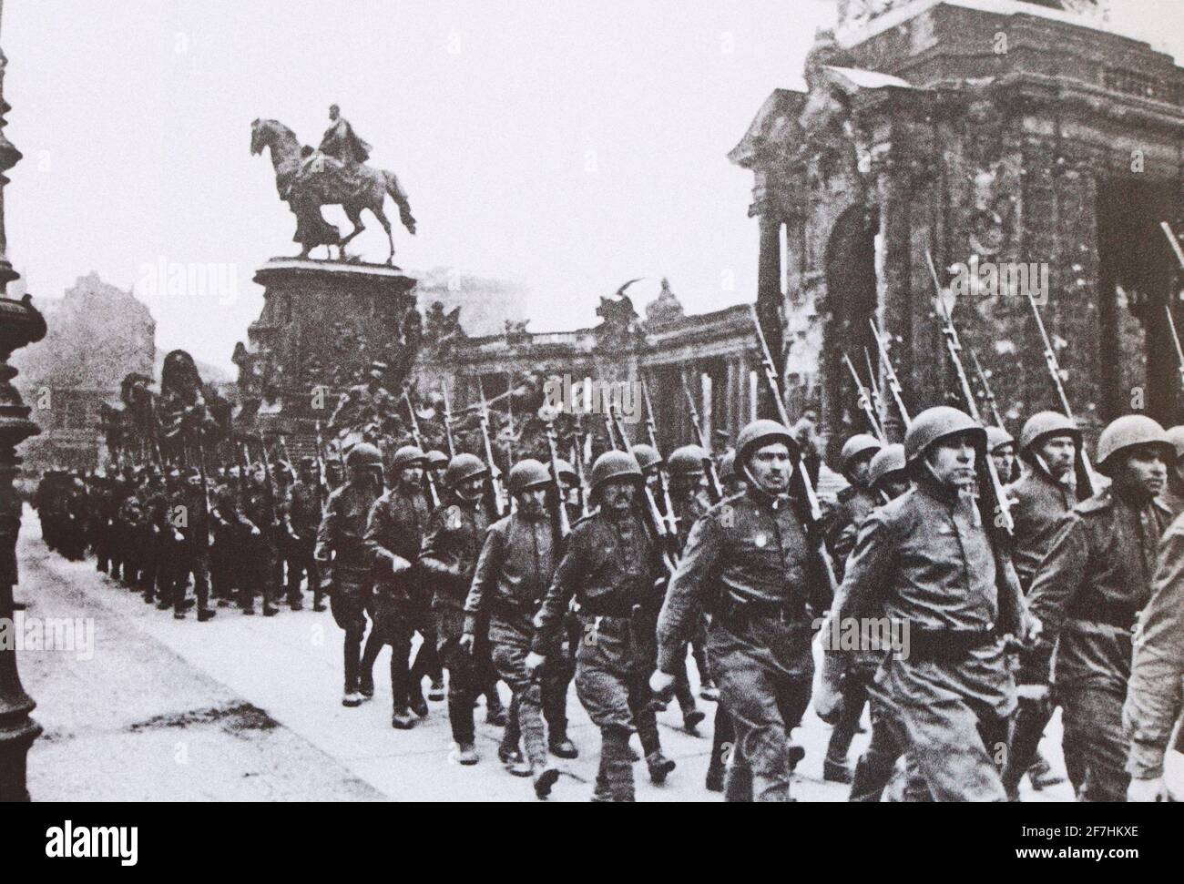 Die Parade der sowjetischen Truppen der Berliner Garnison im Jahr 1945. Stockfoto
