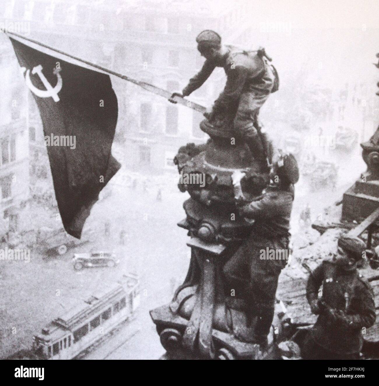 Siegesbanner über dem Reichstag in Berlin 1945. Stockfoto
