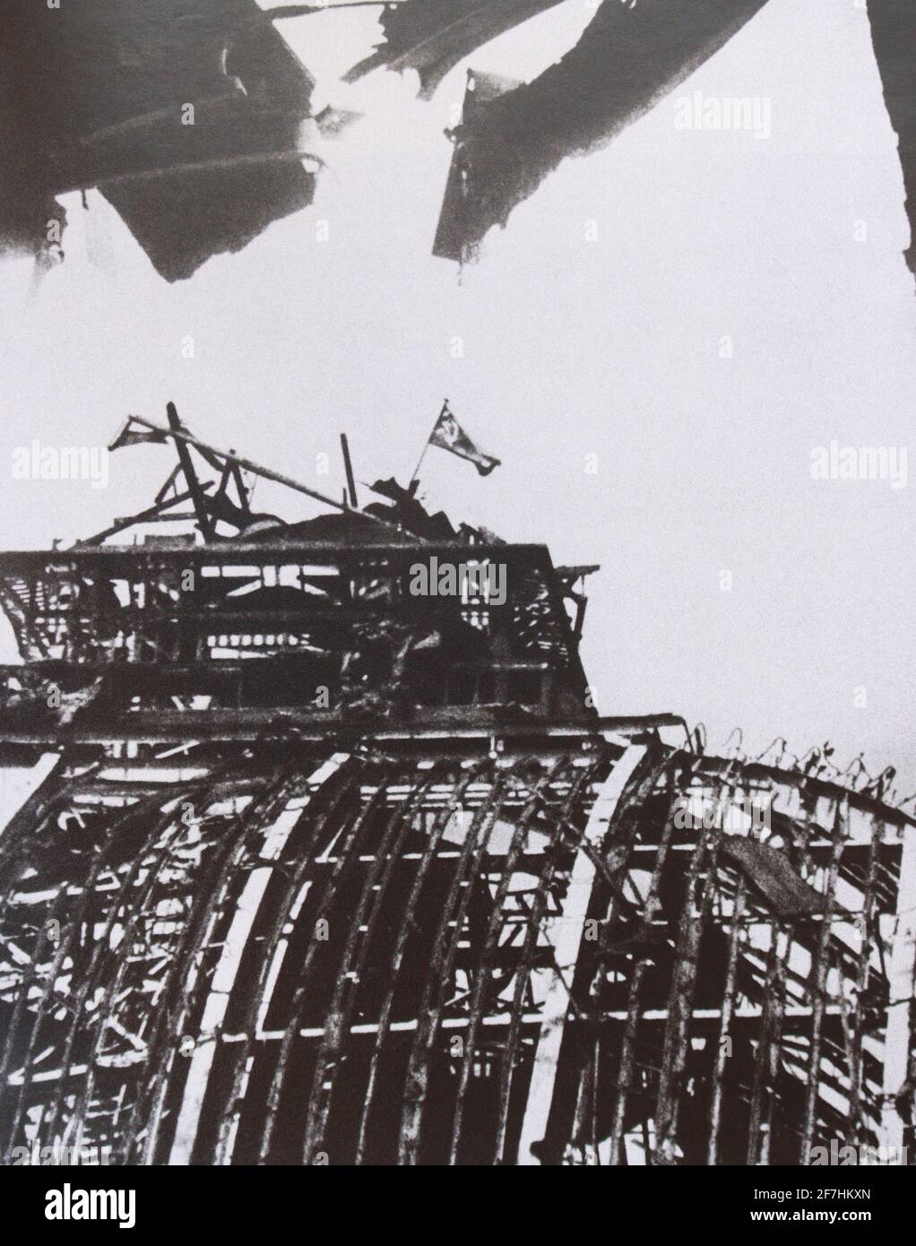 Siegesbanner über dem Reichstag in Berlin 1945. Stockfoto