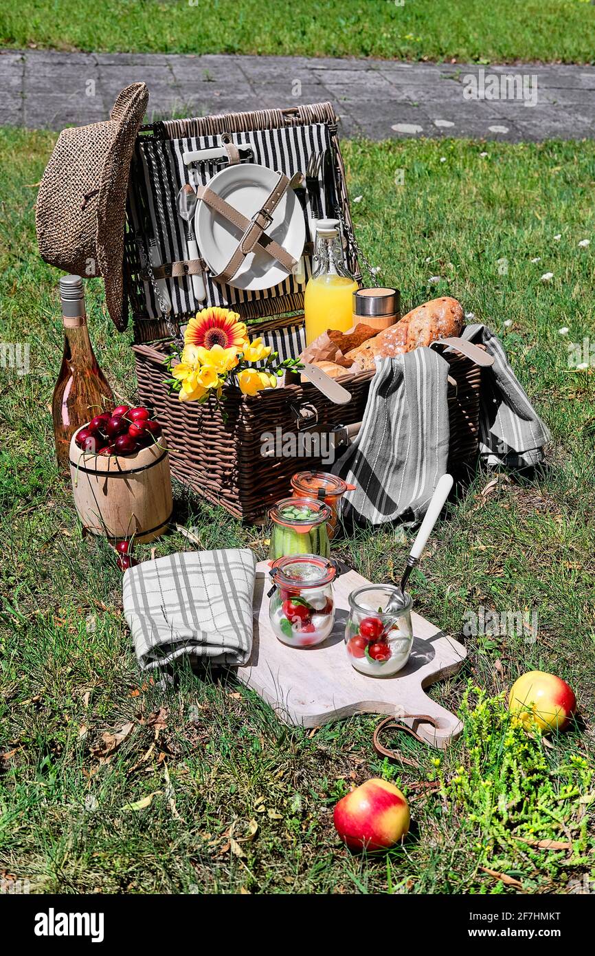 Null-Abfall-Picknick im Freien. Vintage Picknickkorb, Korb mit Baguette und  Limonade im Freien auf einem Gras mit Käse, Mozzarella, Tomaten, Kirschen  Stockfotografie - Alamy