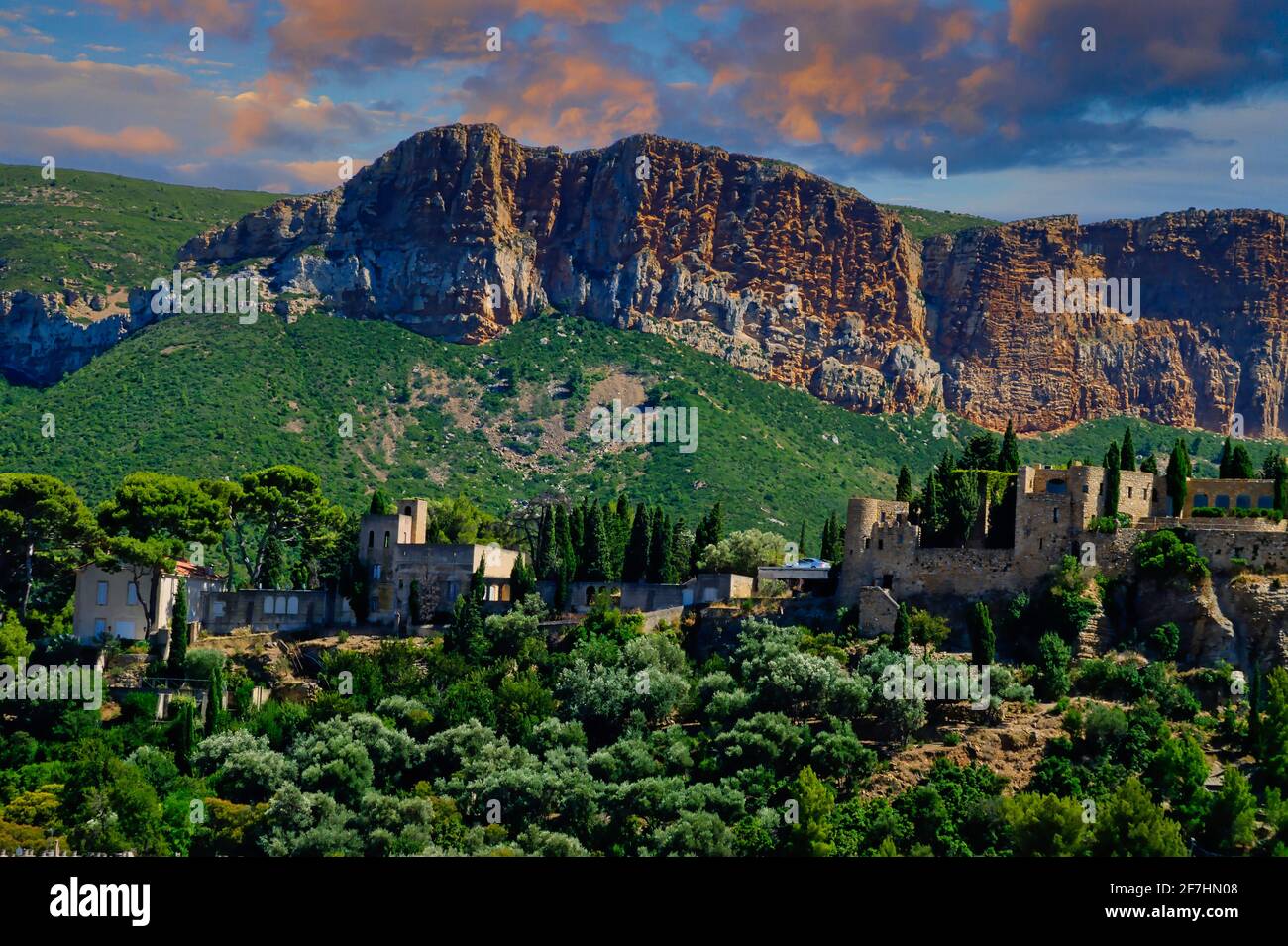 Ein gehocktes Dorf in Alpes-de-Haute-Provence, Frankreich Stockfoto