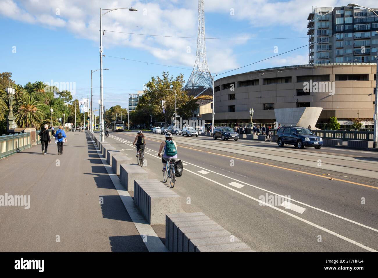 Melbourne-Radfahrer pendeln mit Fahrrädern auf der Princes Bridge, Melbourne City Centre, Victoria, Australien Stockfoto