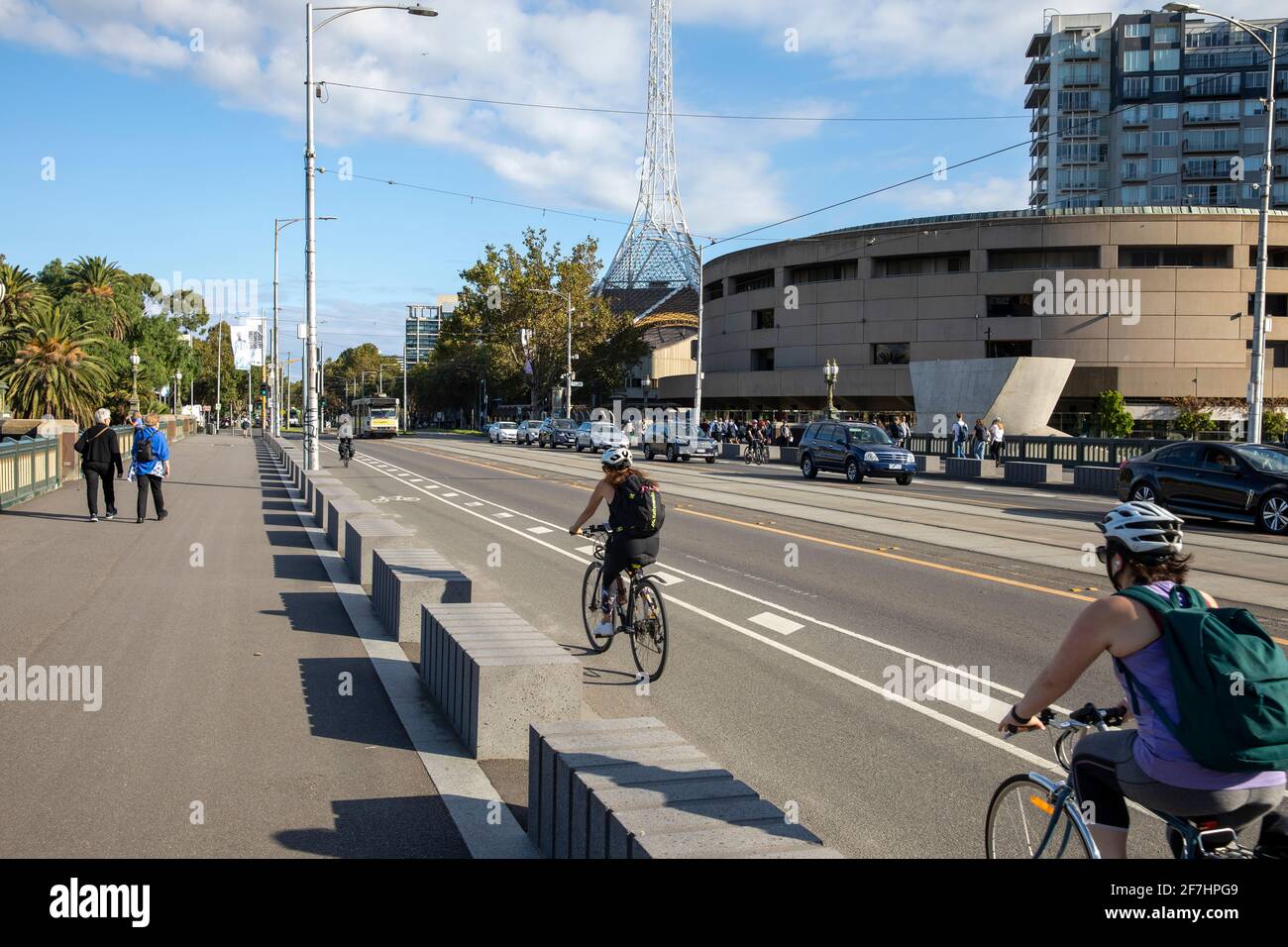 Melbourne-Radfahrer pendeln mit Fahrrädern auf der Princes Bridge, Melbourne City Centre, Victoria, Australien Stockfoto