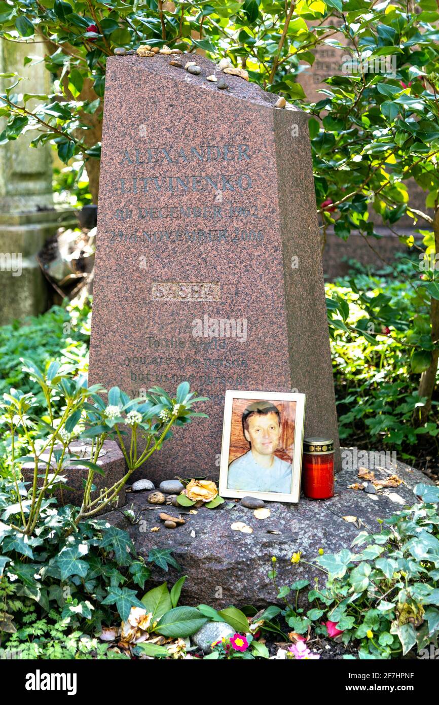Grab des russischen Autors und Abtrünnigs Alexander Litwinenko auf dem Highgate Cemetery West, North London, Großbritannien Stockfoto