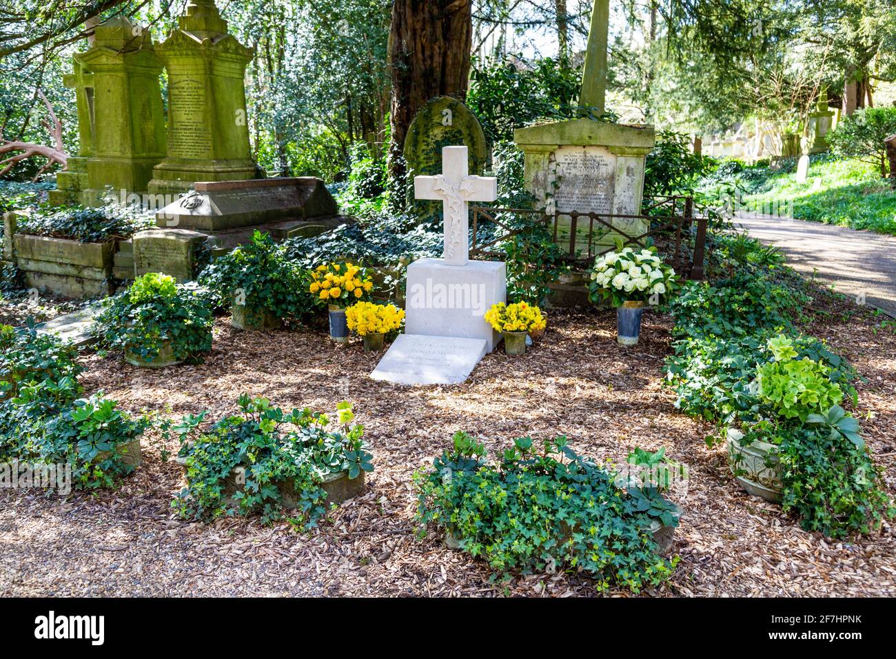 Unmarkiertes Grab des Sängers George Michael rechts von einem Kreuz über dem Grab seines Monats Lesley ANGOLD Panayiotou auf dem Highgate Cemetery West, Nord Stockfoto