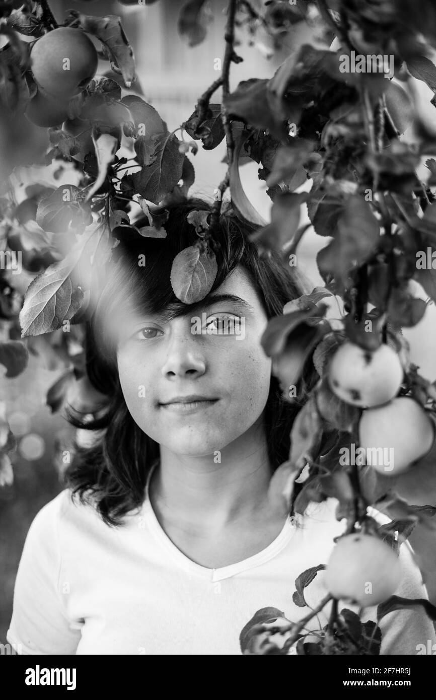 Porträt von Teenager-Mädchen im Apfelgarten. Schwarzweiß-Foto. Stockfoto