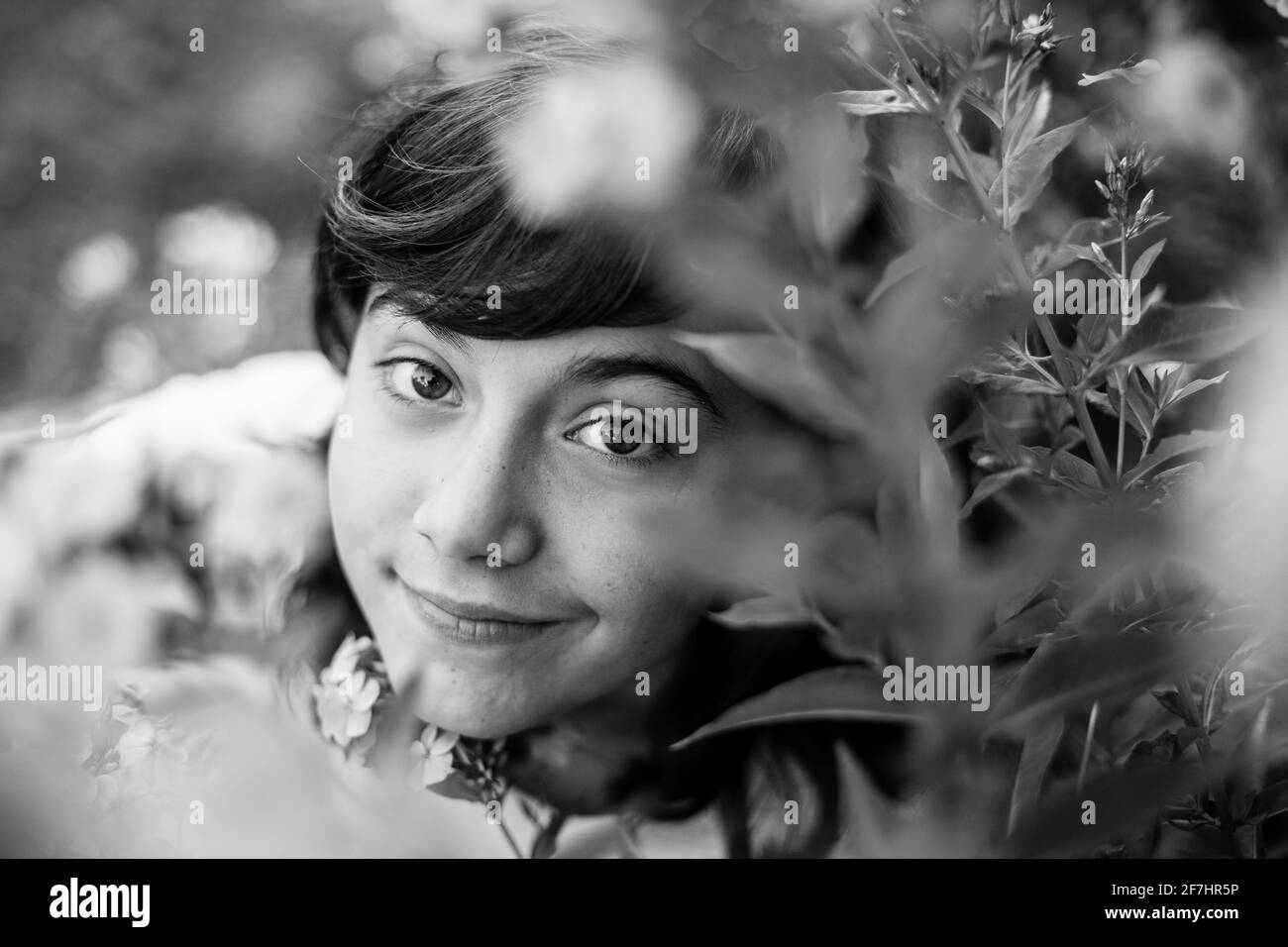 Portrait von Teenager-Mädchen im Obstgarten, schwarz-weiß Foto. Stockfoto