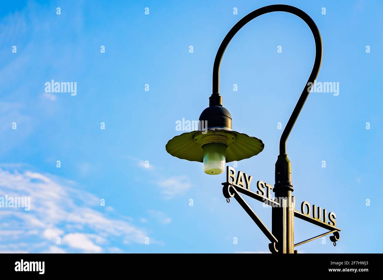 Eine altmodische Straßenlampe steht in der Innenstadt von Bay St. Louis, 3. April 2021, in Bay Saint Louis, Mississippi. Stockfoto