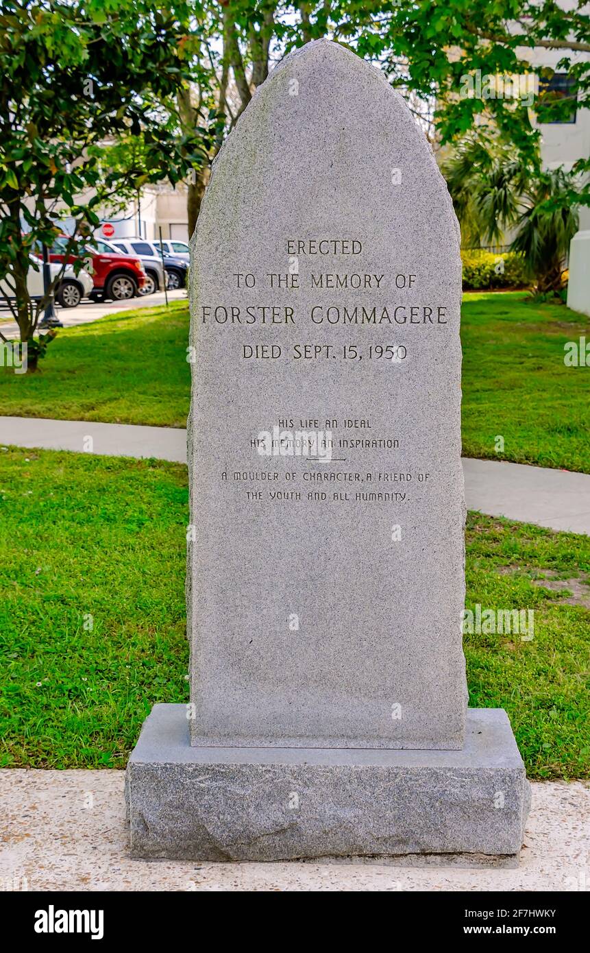 Ein Denkmal für Forster Commagere steht vor dem Hancock County Courthouse am 3. April 2021 in Bay Saint Louis, Mississippi. Stockfoto