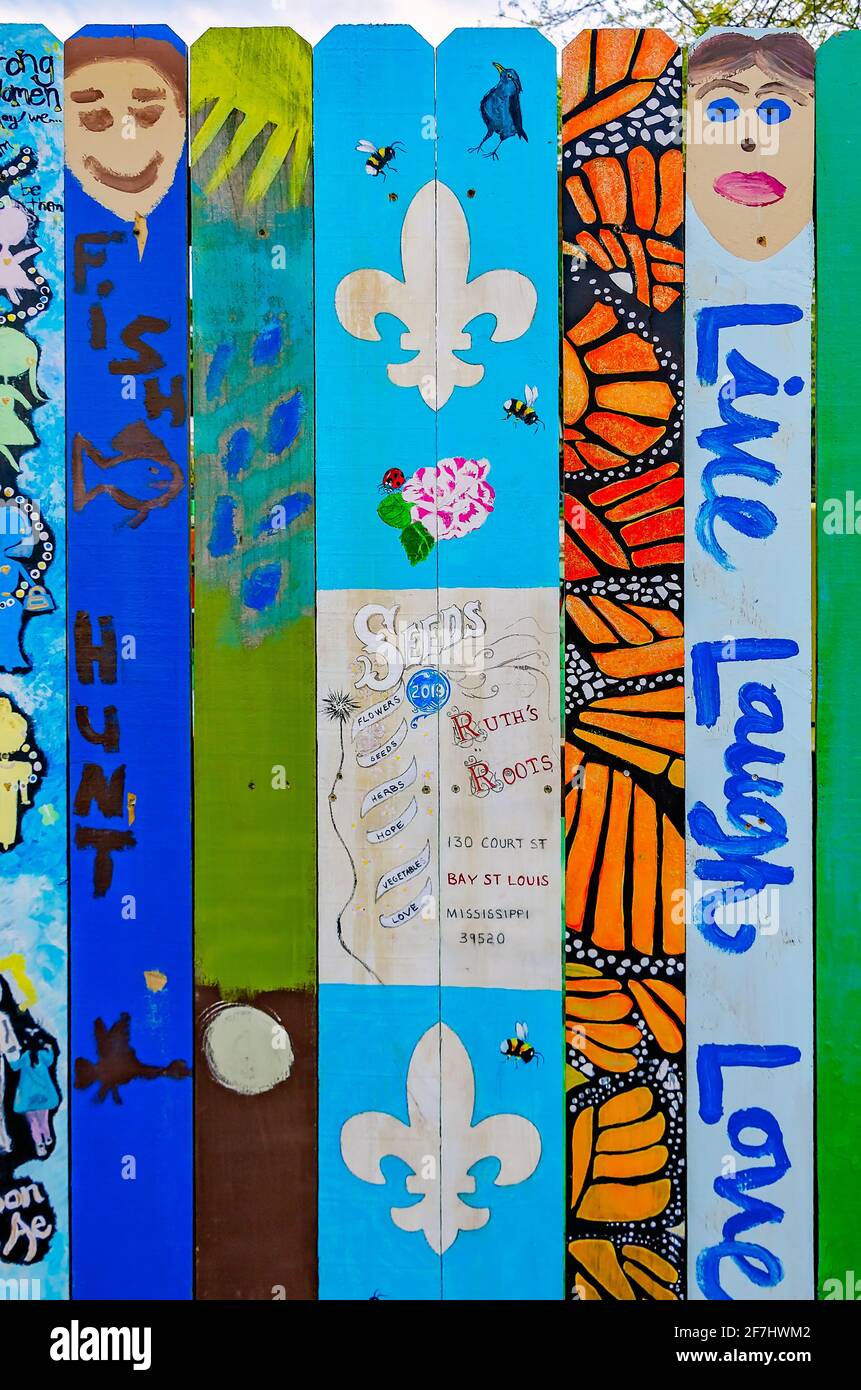 Detail des Kunstzauns an Ruth’s Roots ist im historischen Stadtbezirk der Innenstadt am 3. April 2021 in Bay Saint Louis, Mississippi, zu sehen. Stockfoto