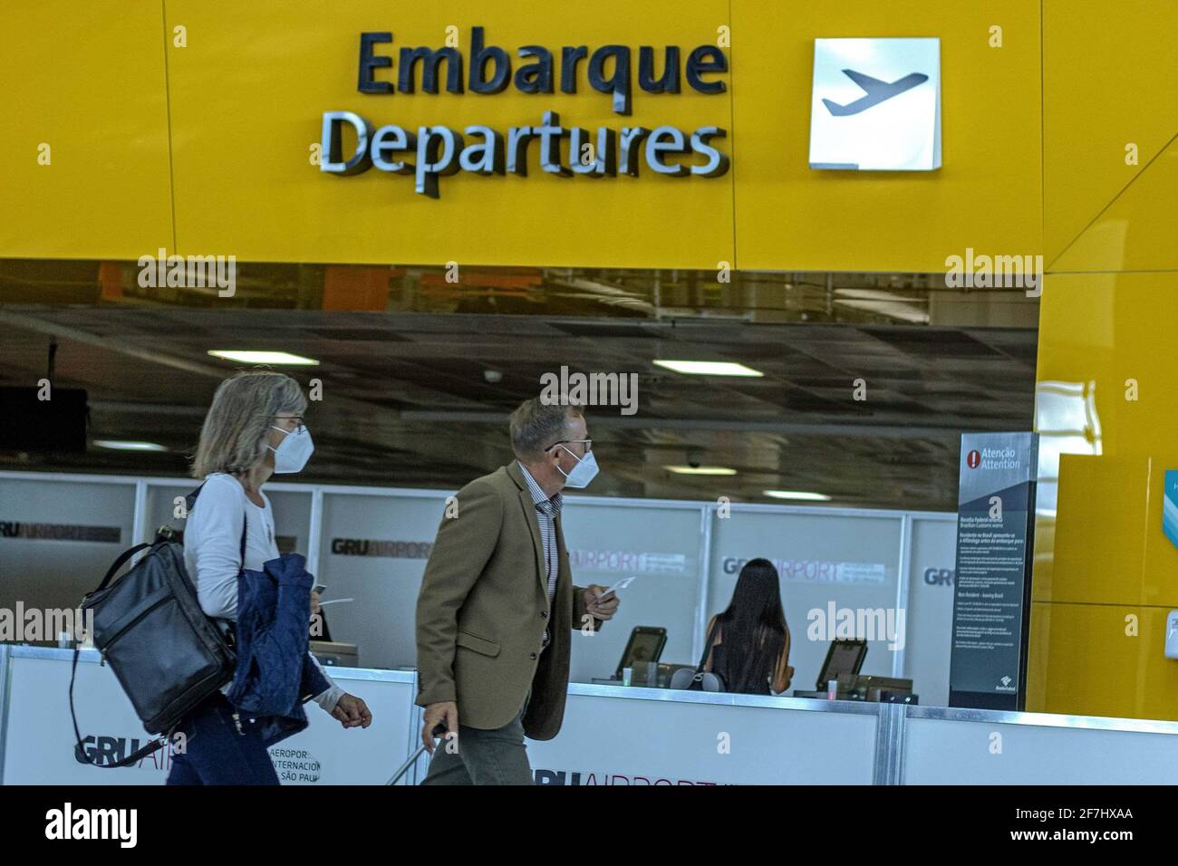 Guarulhos, Sao Paulo, Brasilien. April 2021. (INT) Bewegung der Menschen auf dem internationalen Flughafen Sao Paulo in Guarulhos. 7. April 2021, Guarulhos, Sao Paulo, Brasilien: Bewegung der Menschen am internationalen Flughafen Sao Paulo, in Guarulhos, Sao Paulo, inmitten von COVID-19.Quelle: Fepesil/Thenews2 Quelle: Fepesil/TheNEWS2/ZUMA Wire/Alamy Live News Stockfoto