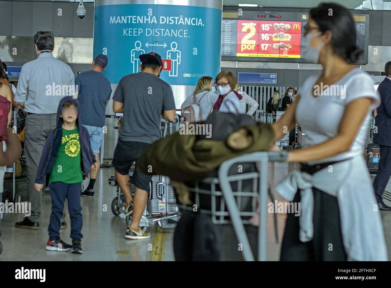 Guarulhos, Sao Paulo, Brasilien. April 2021. (INT) Bewegung der Menschen auf dem internationalen Flughafen Sao Paulo in Guarulhos. 7. April 2021, Guarulhos, Sao Paulo, Brasilien: Bewegung der Menschen am internationalen Flughafen Sao Paulo, in Guarulhos, Sao Paulo, inmitten von COVID-19.Quelle: Fepesil/Thenews2 Quelle: Fepesil/TheNEWS2/ZUMA Wire/Alamy Live News Stockfoto