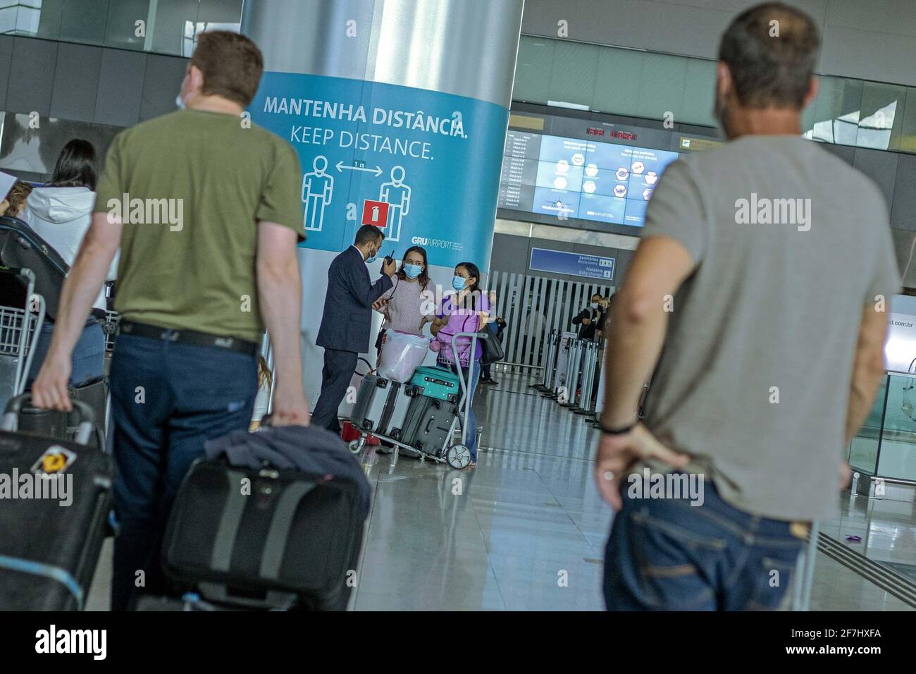 Guarulhos, Sao Paulo, Brasilien. April 2021. (INT) Bewegung der Menschen auf dem internationalen Flughafen Sao Paulo in Guarulhos. 7. April 2021, Guarulhos, Sao Paulo, Brasilien: Bewegung der Menschen am internationalen Flughafen Sao Paulo, in Guarulhos, Sao Paulo, inmitten von COVID-19.Quelle: Fepesil/Thenews2 Quelle: Fepesil/TheNEWS2/ZUMA Wire/Alamy Live News Stockfoto