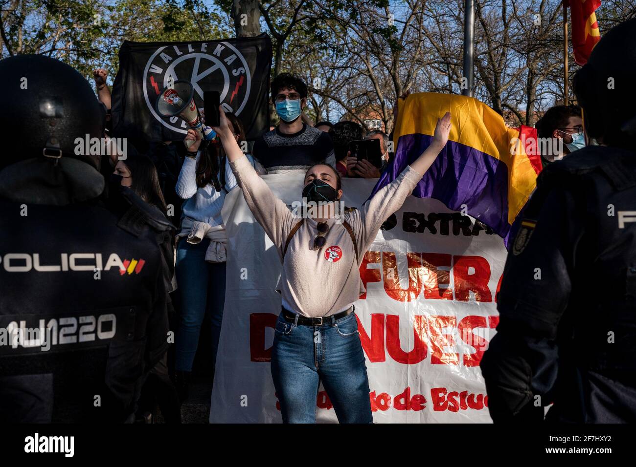 Ein Protestler, der während der Demonstration und Wahlkampfveranstaltung Gesten macht. Die spanische politische Partei Vox veranstaltete eine Wahlkampfveranstaltung im Madrider Viertel Vallecas, das für seine linken und Arbeiterideen bekannt ist. VOX ist für seine rechtsextremen Ideen bekannt, und während der Zeremonie waren der Präsident der Partei Santiago Abascal, der Abgeordnete Javier Ortega Smith, der Abgeordnete Macarena Olona und der Kandidat für die Gemeinschaft Madrid, Rocio Monasterio, anwesend. Die Polizei intervenierte mit Demonstranten, was Störungen im Zusammenhang mit der Kampagnenveranstaltung verursachte. Stockfoto Ein Protestler, der während der Demonstration und Wahlkampfveranstaltung Gesten macht. Die spanische politische Partei Vox veranstaltete eine Wahlkampfveranstaltung im Madrider Viertel Vallecas, das für seine linken und Arbeiterideen bekannt ist. VOX ist für seine rechtsextremen Ideen bekannt, und während der Zeremonie waren der Präsident der Partei Santiago Abascal, der Abgeordnete Javier Ortega Smith, der Abgeordnete Macarena Olona und der Kandidat für die Gemeinschaft Madrid, Rocio Monasterio, anwesend. Die Polizei intervenierte mit Demonstranten, was Störungen im Zusammenhang mit der Kampagnenveranstaltung verursachte. Stockfoto