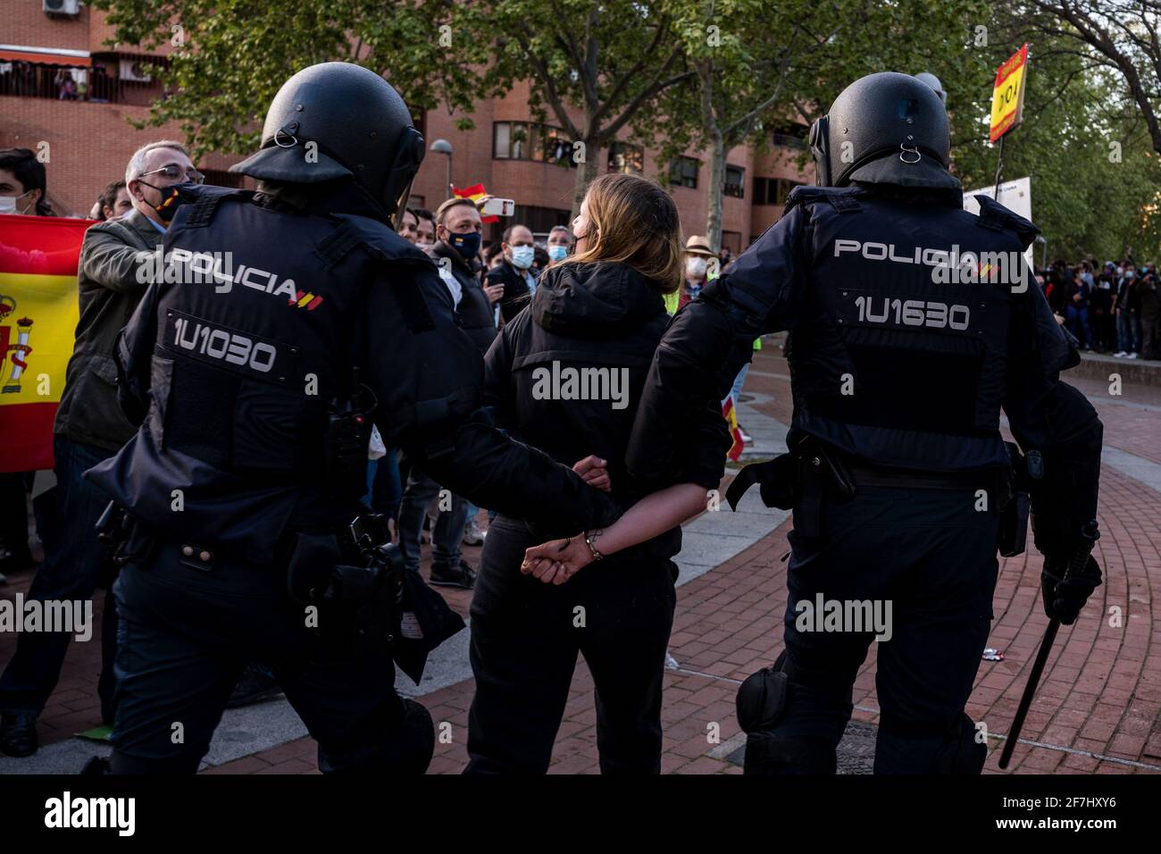 Während der Demonstration und Wahlkampfveranstaltung wird ein Protestler von der Polizei verhaftet. Die spanische politische Partei Vox veranstaltete eine Wahlkampfveranstaltung im Madrider Viertel Vallecas, das für seine linken und Arbeiterideen bekannt ist. VOX ist für seine rechtsextremen Ideen bekannt, und während der Zeremonie waren der Präsident der Partei Santiago Abascal, der Abgeordnete Javier Ortega Smith, der Abgeordnete Macarena Olona und der Kandidat für die Gemeinschaft Madrid, Rocio Monasterio, anwesend. Die Polizei intervenierte mit Demonstranten, was Störungen im Zusammenhang mit der Kampagnenveranstaltung verursachte. Stockfoto Während der Demonstration und Wahlkampfveranstaltung wird ein Protestler von der Polizei verhaftet. Die spanische politische Partei Vox veranstaltete eine Wahlkampfveranstaltung im Madrider Viertel Vallecas, das für seine linken und Arbeiterideen bekannt ist. VOX ist für seine rechtsextremen Ideen bekannt, und während der Zeremonie waren der Präsident der Partei Santiago Abascal, der Abgeordnete Javier Ortega Smith, der Abgeordnete Macarena Olona und der Kandidat für die Gemeinschaft Madrid, Rocio Monasterio, anwesend. Die Polizei intervenierte mit Demonstranten, was Störungen im Zusammenhang mit der Kampagnenveranstaltung verursachte. Stockfoto