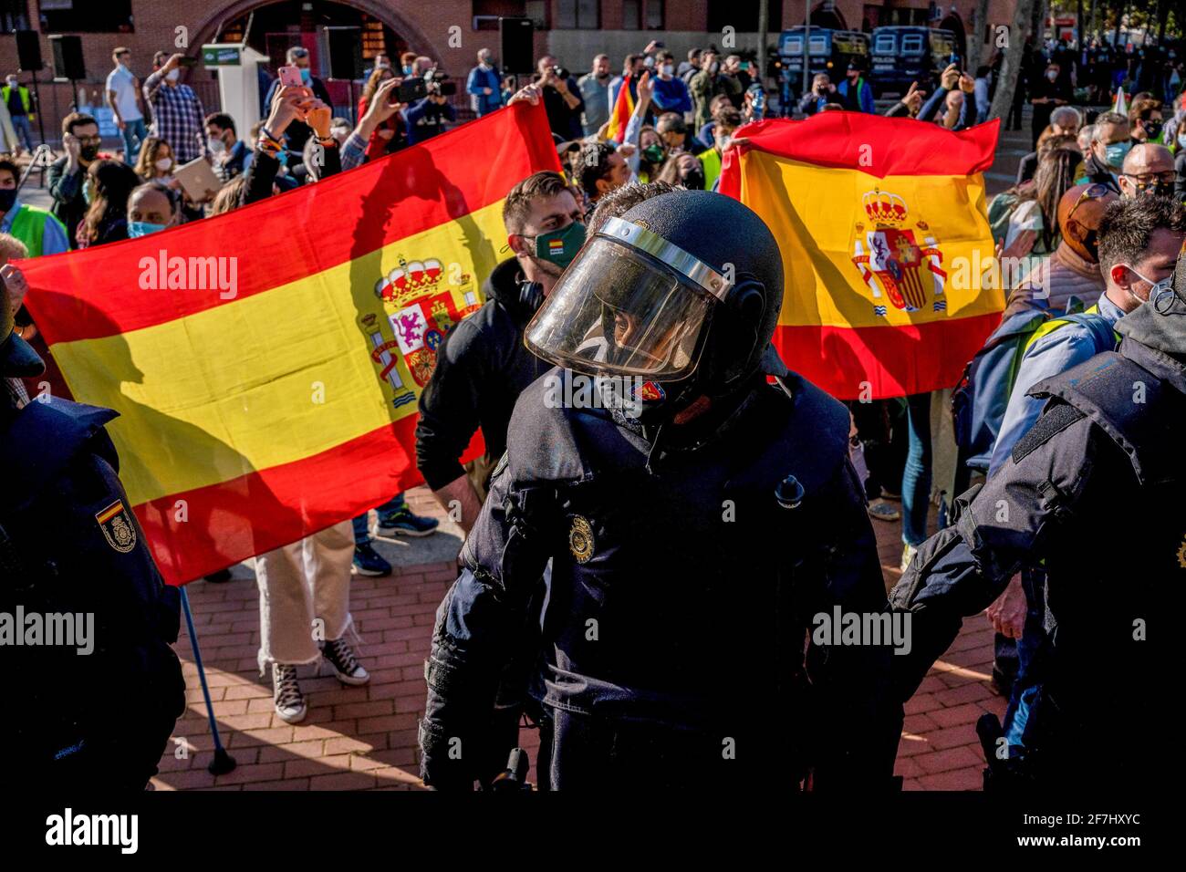 Die Polizei begleite die Vox-Anhänger während der Demonstration und Wahlkampfveranstaltung. Die spanische politische Partei Vox veranstaltete eine Wahlkampfveranstaltung im Madrider Viertel Vallecas, das für seine linken und Arbeiterideen bekannt ist. VOX ist für seine rechtsextremen Ideen bekannt, und während der Zeremonie waren der Präsident der Partei Santiago Abascal, der Abgeordnete Javier Ortega Smith, der Abgeordnete Macarena Olona und der Kandidat für die Gemeinschaft Madrid, Rocio Monasterio, anwesend. Die Polizei intervenierte mit Demonstranten, was Störungen im Zusammenhang mit der Kampagnenveranstaltung verursachte. Stockfoto Die Polizei begleite die Vox-Anhänger während der Demonstration und Wahlkampfveranstaltung. Die spanische politische Partei Vox veranstaltete eine Wahlkampfveranstaltung im Madrider Viertel Vallecas, das für seine linken und Arbeiterideen bekannt ist. VOX ist für seine rechtsextremen Ideen bekannt, und während der Zeremonie waren der Präsident der Partei Santiago Abascal, der Abgeordnete Javier Ortega Smith, der Abgeordnete Macarena Olona und der Kandidat für die Gemeinschaft Madrid, Rocio Monasterio, anwesend. Die Polizei intervenierte mit Demonstranten, was Störungen im Zusammenhang mit der Kampagnenveranstaltung verursachte. Stockfoto