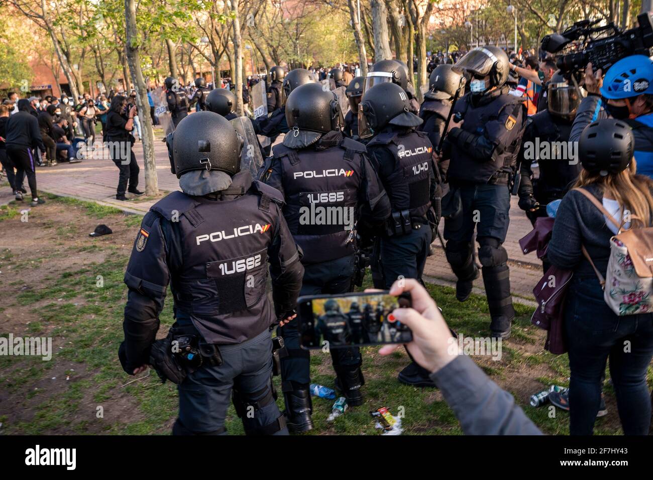 Journalisten, die die Polizei während der Demonstration und Wahlkampfveranstaltung aufzeichneten. Die spanische politische Partei Vox veranstaltete eine Wahlkampfveranstaltung im Madrider Viertel Vallecas, das für seine linken und Arbeiterideen bekannt ist. VOX ist für seine rechtsextremen Ideen bekannt, und während der Zeremonie waren der Präsident der Partei Santiago Abascal, der Abgeordnete Javier Ortega Smith, der Abgeordnete Macarena Olona und der Kandidat für die Gemeinschaft Madrid, Rocio Monasterio, anwesend. Die Polizei intervenierte mit Demonstranten, was Störungen im Zusammenhang mit der Kampagnenveranstaltung verursachte. (Foto von Diego Radames/SOPA Images/Sipa USA) Stockfoto Journalisten, die die Polizei während der Demonstration und Wahlkampfveranstaltung aufzeichneten. Die spanische politische Partei Vox veranstaltete eine Wahlkampfveranstaltung im Madrider Viertel Vallecas, das für seine linken und Arbeiterideen bekannt ist. VOX ist für seine rechtsextremen Ideen bekannt, und während der Zeremonie waren der Präsident der Partei Santiago Abascal, der Abgeordnete Javier Ortega Smith, der Abgeordnete Macarena Olona und der Kandidat für die Gemeinschaft Madrid, Rocio Monasterio, anwesend. Die Polizei intervenierte mit Demonstranten, was Störungen im Zusammenhang mit der Kampagnenveranstaltung verursachte. (Foto von Diego Radames/SOPA Images/Sipa USA) Stockfoto