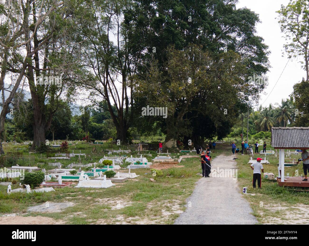 Negeri Sembilan, Malaysia - 4. Apr 2021: Kommunale Arbeit oder gotong-royong auf dem Friedhof. Diese Aktivität wird gewöhnlich von muslimen als Kommun durchgeführt Stockfoto