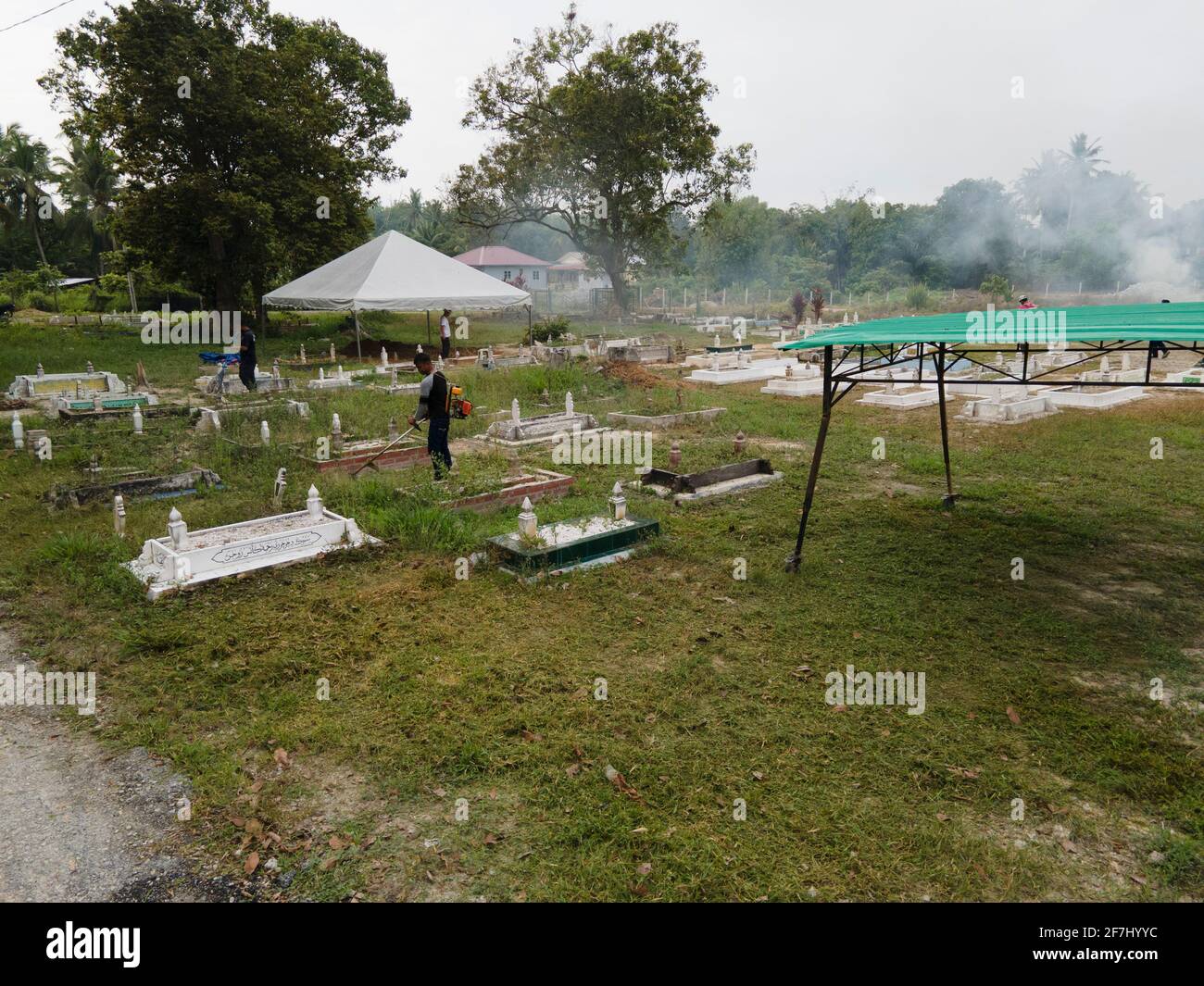 Negeri Sembilan, Malaysia - 4. Apr 2021: Kommunale Arbeit oder gotong-royong auf dem Friedhof. Diese Aktivität wird gewöhnlich von muslimen als Kommun durchgeführt Stockfoto