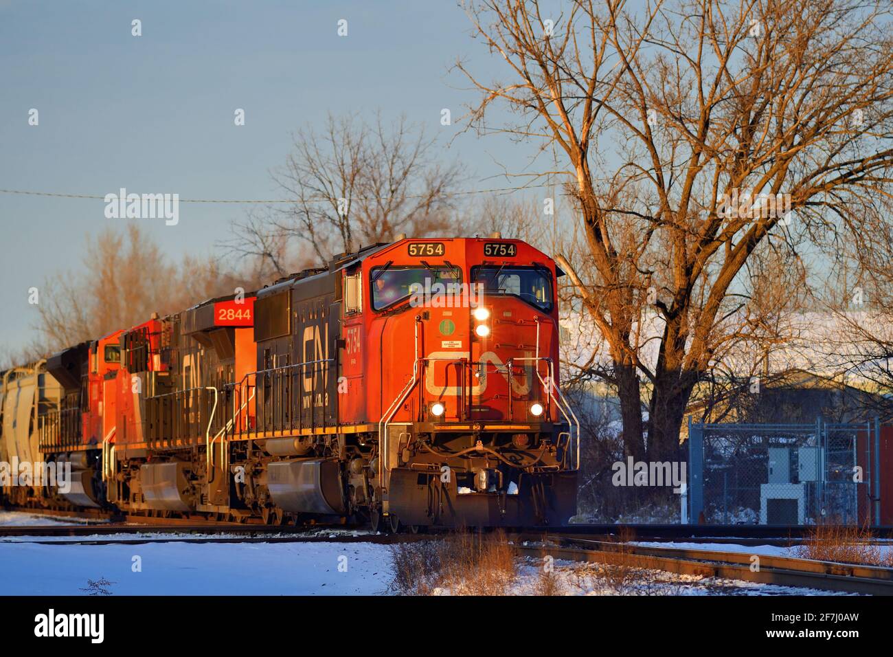 Bartlett, Illinois, USA. Ein Trio von Lokomotiven der Canadian National Railway führt einen Güterzug in südlicher Richtung an. Stockfoto