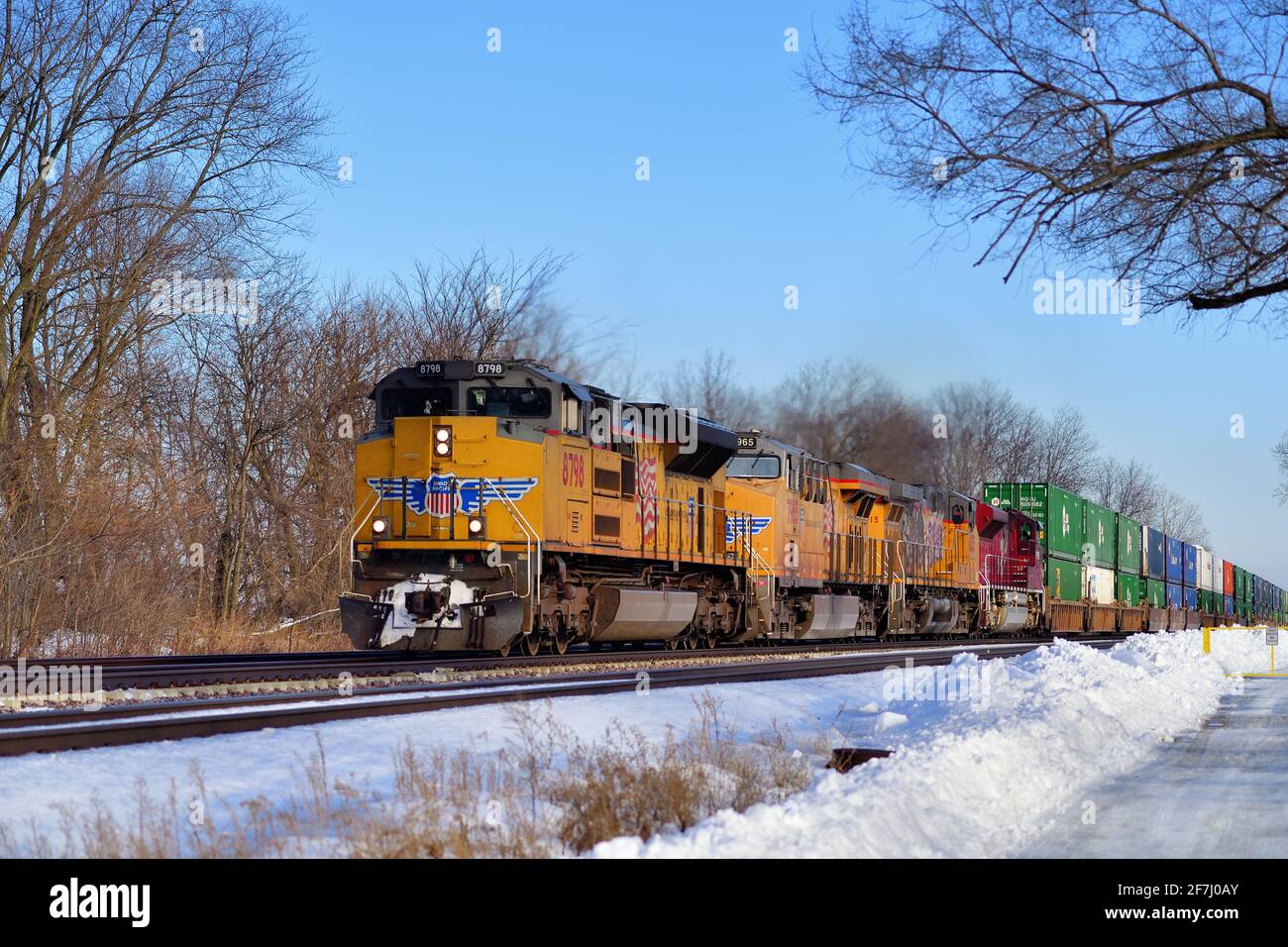 La Fox, Illinois, USA. Vier Lokomotiven der Union Pacific Railroad führen einen Container- oder Güterzug in Richtung Westen. Stockfoto
