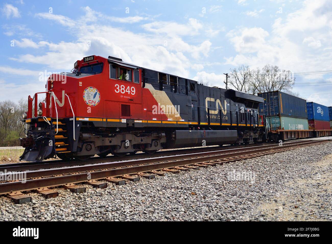Hoffman Estates, Illinois, USA. Eine Lokomotive der Canadian National Railway führt einen intermodalen Güterzug durch die nordwestlichen Vororte von Chicago. Stockfoto