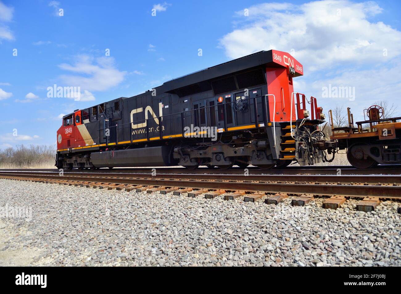 Hoffman Estates, Illinois, USA. Eine Lokomotive der Canadian National Railway führt einen intermodalen Güterzug durch die nordwestlichen Vororte von Chicago. Stockfoto