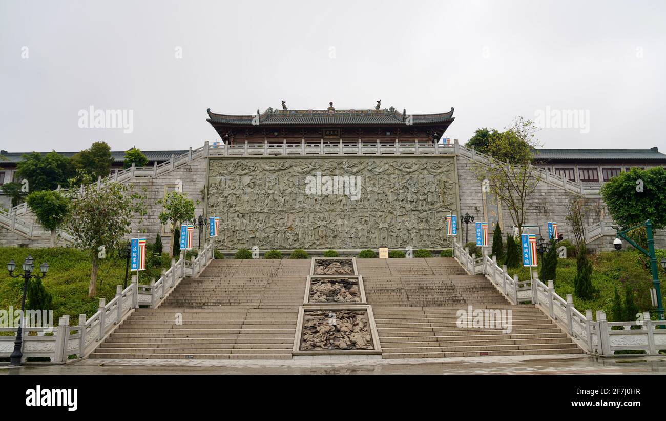 Ein buddhismus-Tempel liegt auf dem Berg Xiqiao in Foshan, Guangdong, China, mit vielen Stufen und mit Steinkunst verziert Stockfoto