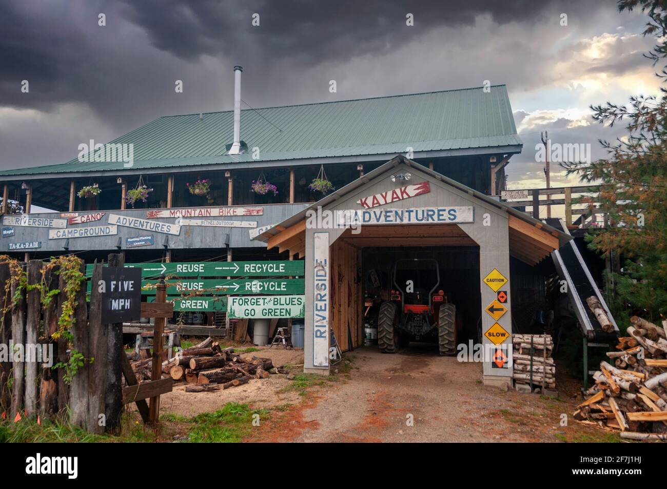Bethel Outdoor Adventure & Campground Gebäude mit verschiedenen Werbeschilderungen in der Nähe des Androscoggin Flusses, Appalachian Mountain Range, Maine, USA Stockfoto
