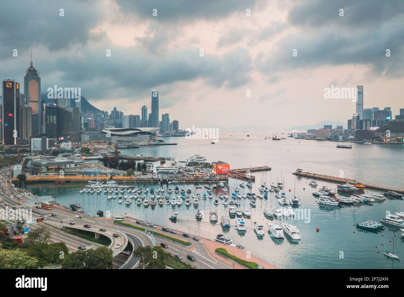 Epische Luftaufnahme der Nachtszene von Victoria Harbour, Hong Kong, in der goldenen Stunde. Berühmtes Reiseziel, Metropole Stockfoto