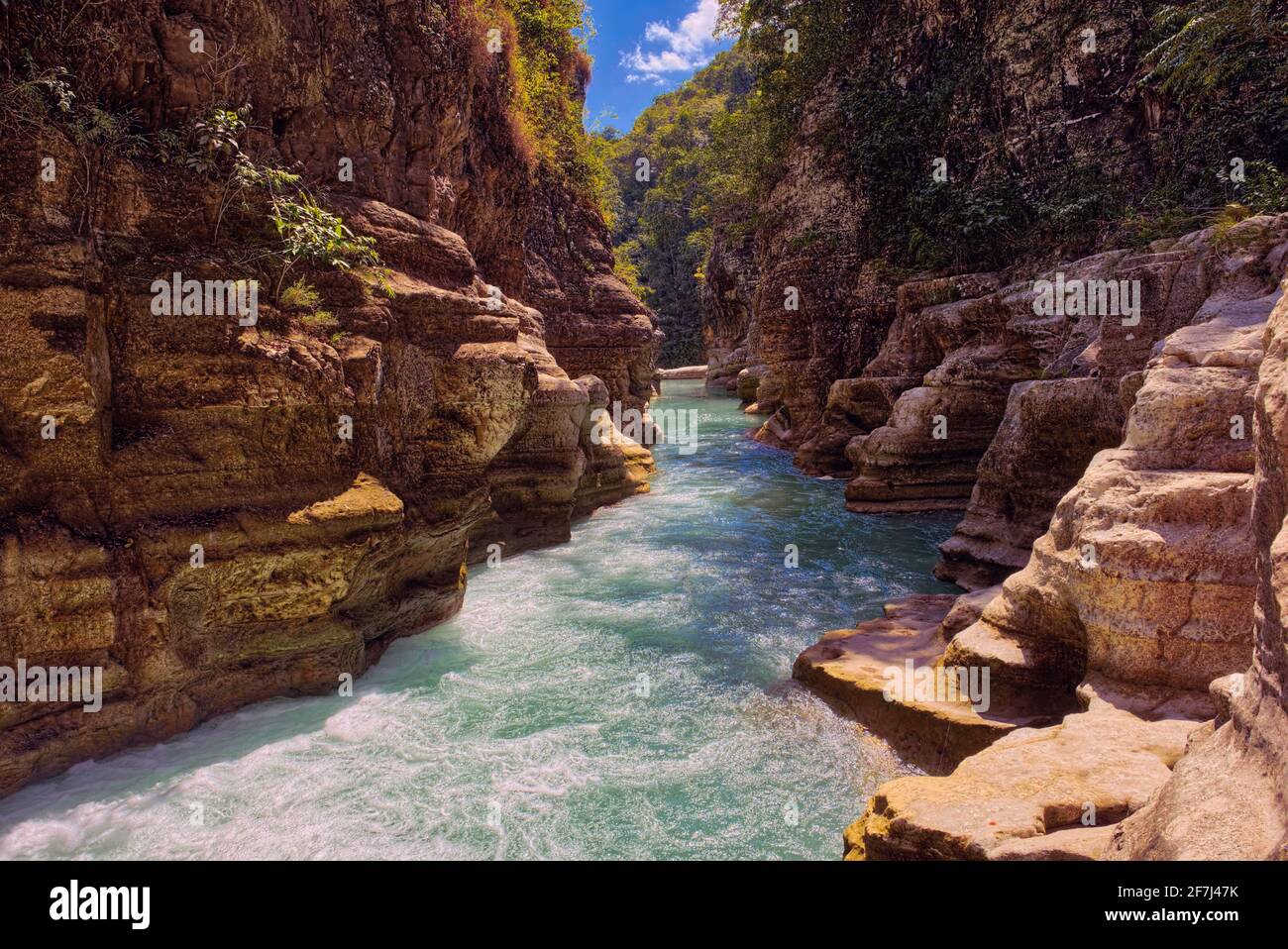 Erkunden Sie den Wasserfall TANGGEDU, der sich im Dorf Tanggedu, Bezirk Kanatang, Regency East Sumba, East Nusa Tenggara, Indonesien befindet. Aufgenommen Stockfoto