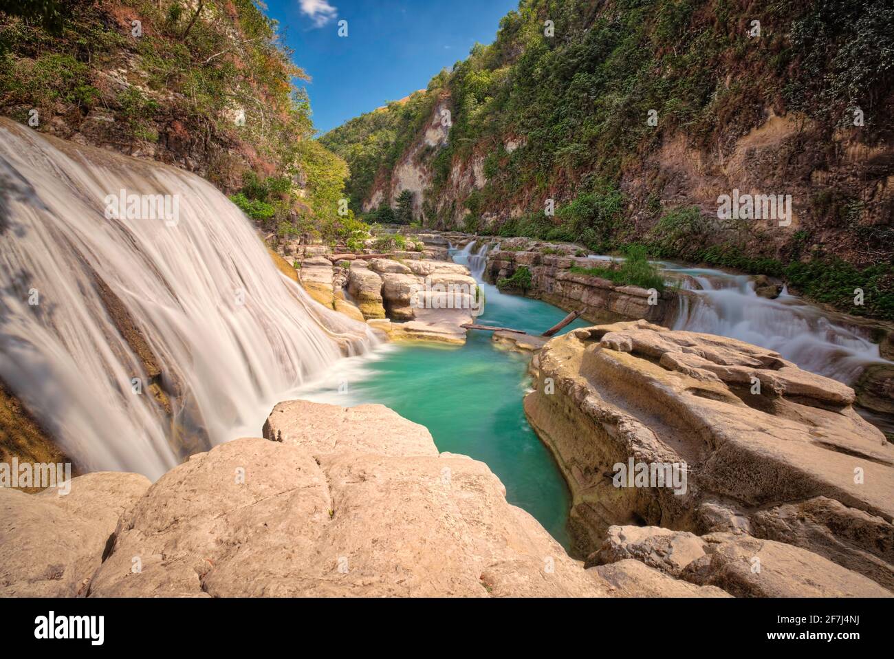 Erkunden Sie den Wasserfall TANGGEDU, der sich im Dorf Tanggedu, Bezirk Kanatang, Regency East Sumba, East Nusa Tenggara, Indonesien befindet. Aufgenommen Stockfoto