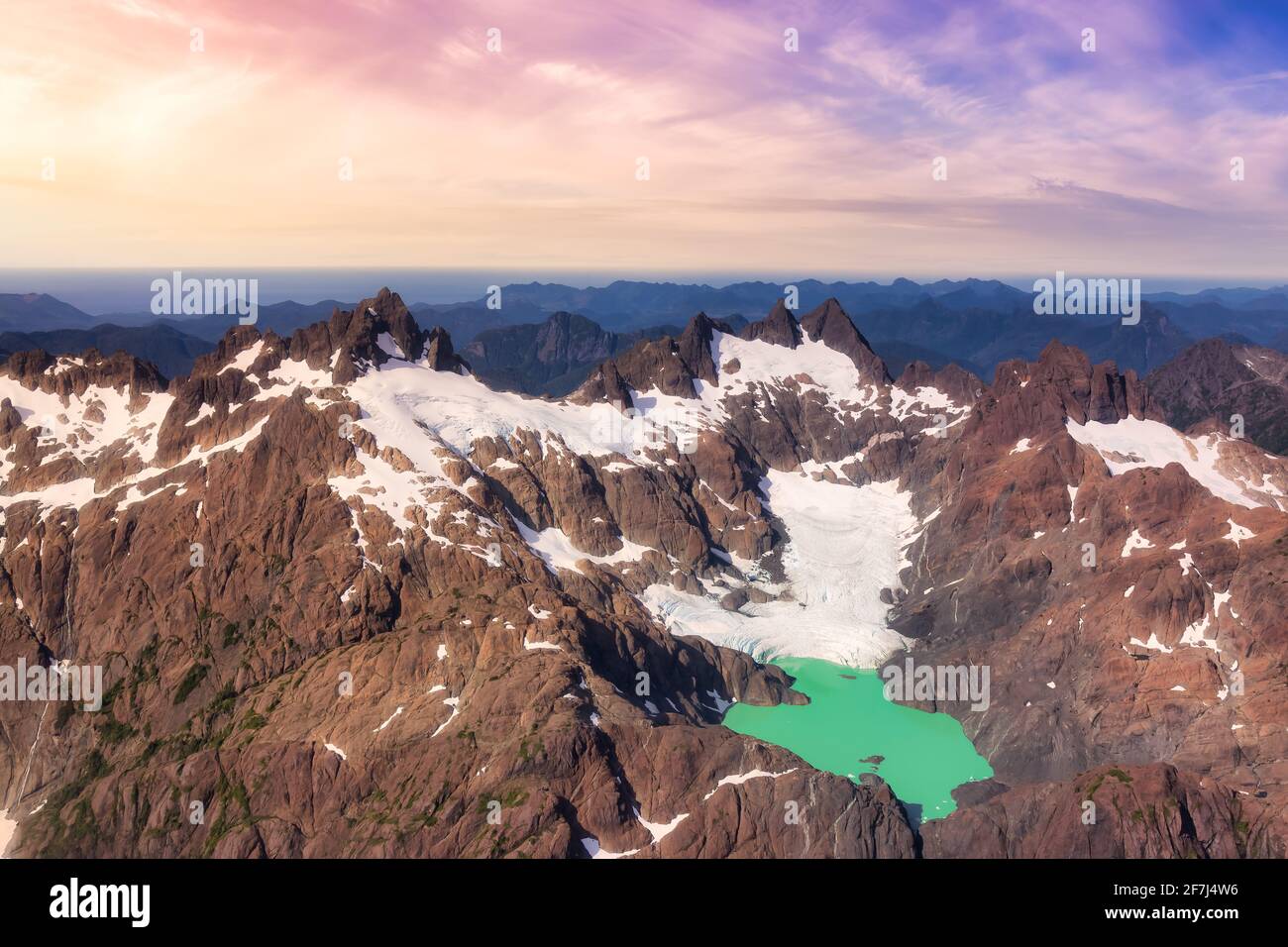 Luftaufnahme der kanadischen Rocky Mountains Landschaft mit Glacier Lake. Stockfoto
