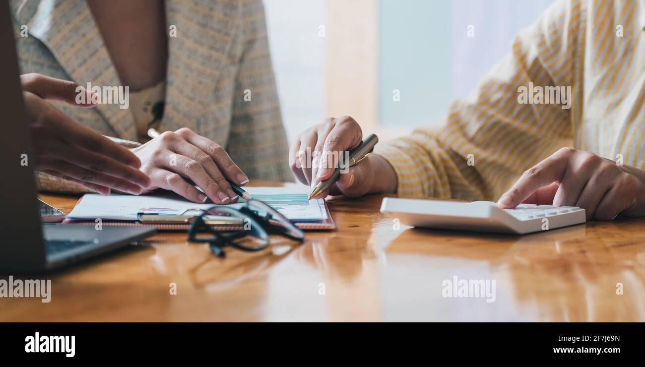 Eine Gruppe von Geschäftsleuten trifft sich, um Daten für zu analysieren Marketingplan Stockfoto