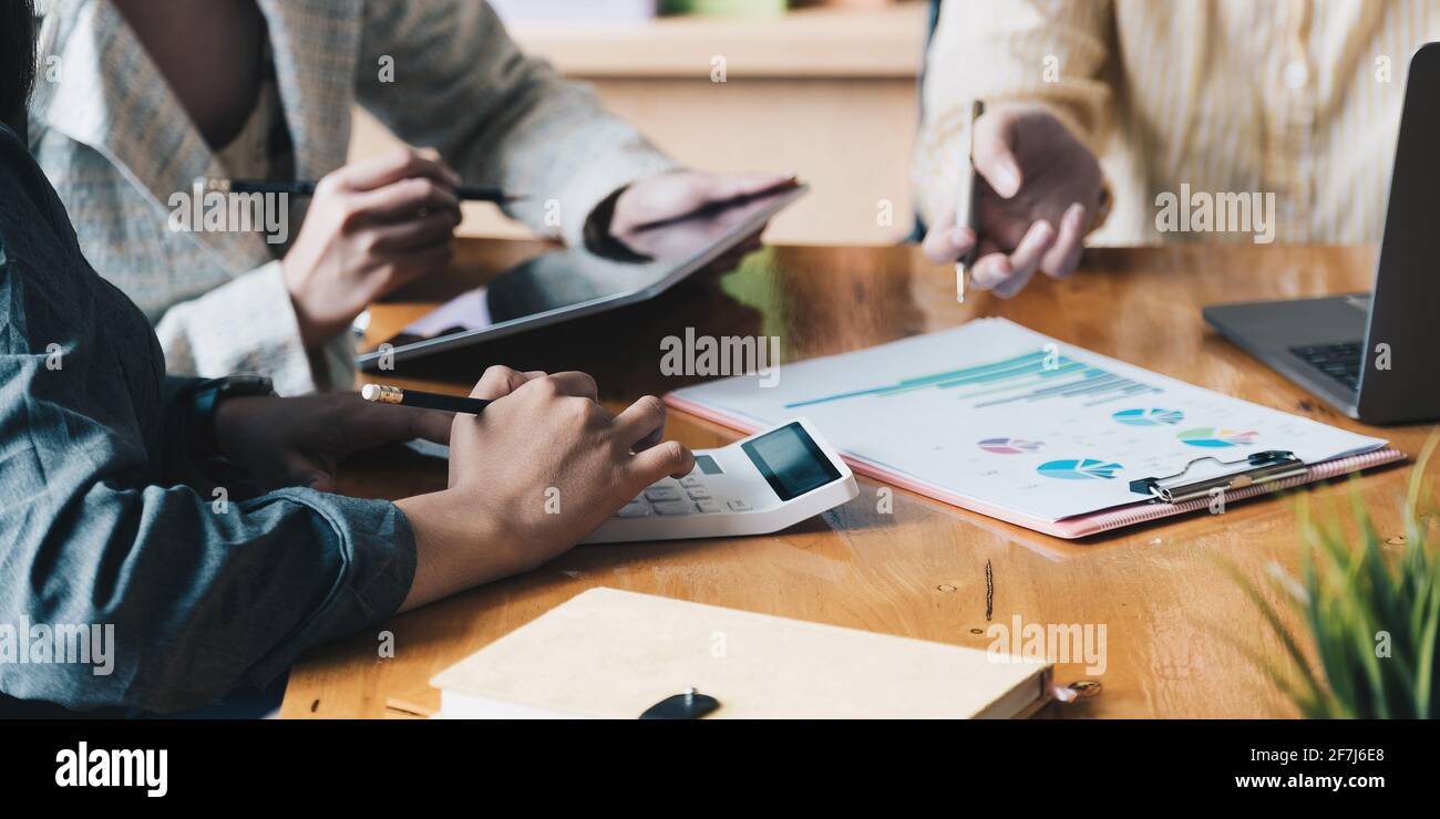 Eine Gruppe von Geschäftsleuten trifft sich, um Daten für zu analysieren Marketingplan Stockfoto