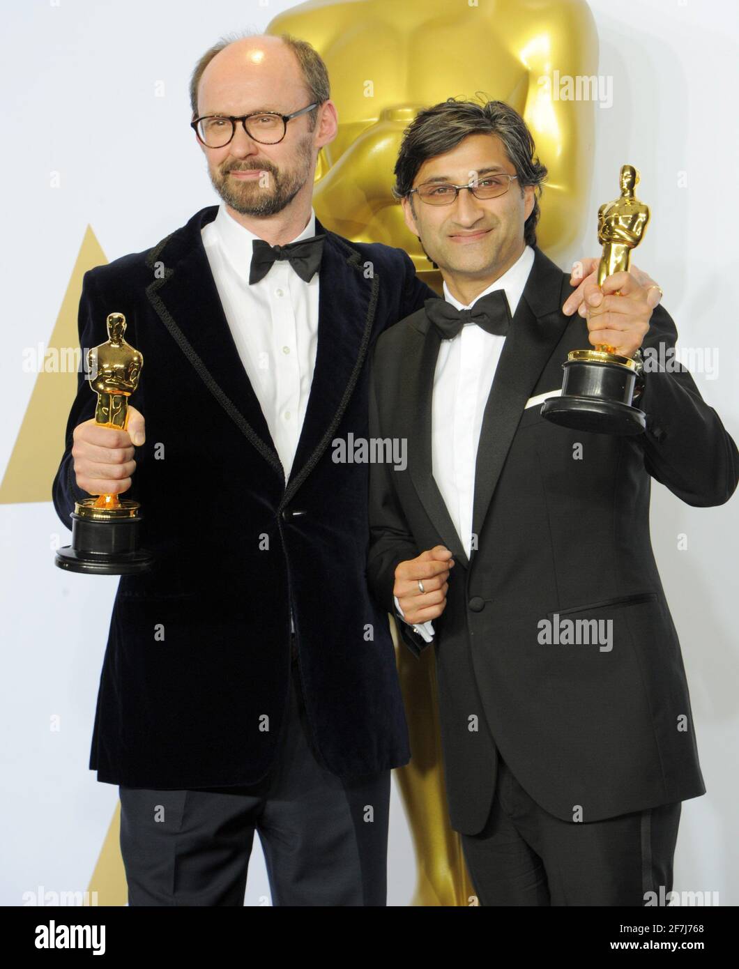 Oscar-Preisträger James Gay-Rees, Asif Kapadia im Presseraum während der 88. Oscar-Verleihung, die im Dolby Theater am Sonntag, den 28. Februar 2016 in Hollywood, Kalifornien, stattfand. Foto von Jennifer Graylock-Graylock.com 917-519-7666 Stockfoto