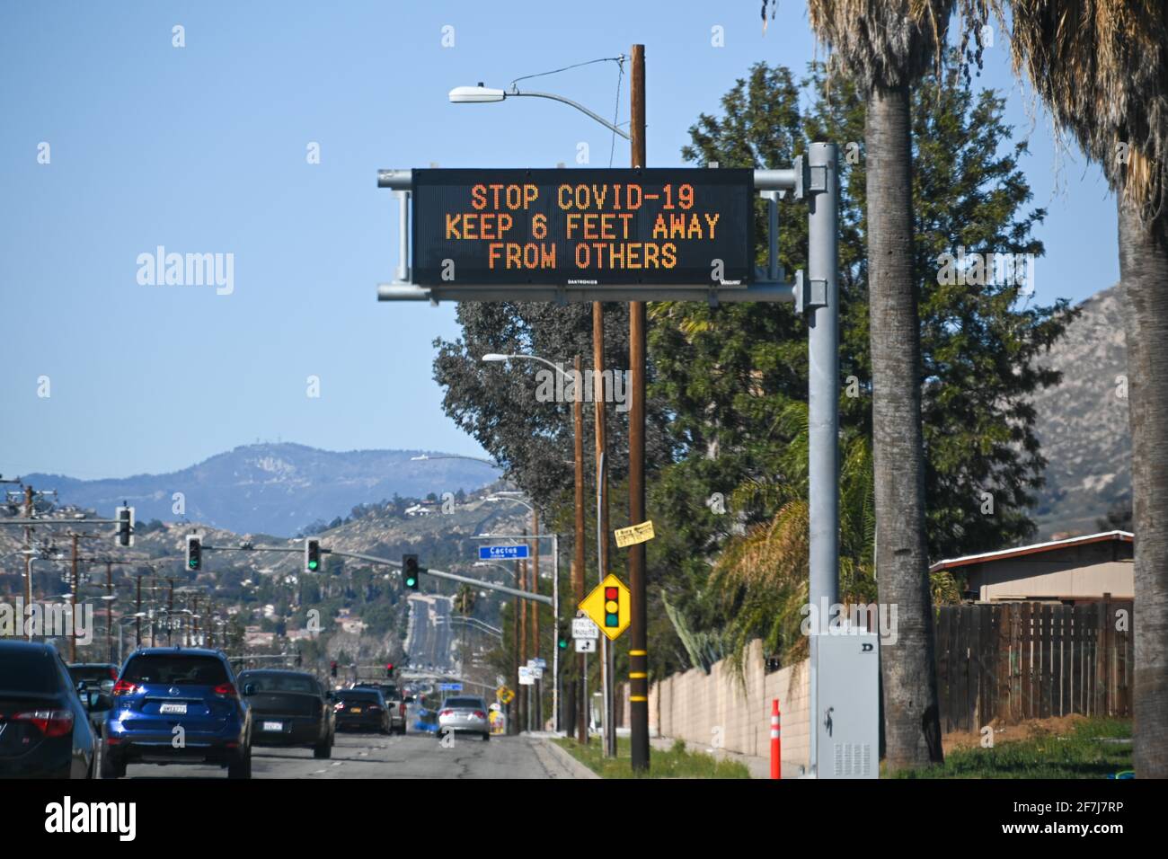 Eine Caltrans-Tafel mit den Worten „Stop COVID-19 Keep 6 feet away from others“ wird inmitten der globalen Coronavirus-Pandemie am Sonntag, den 21. Februar, Stockfoto