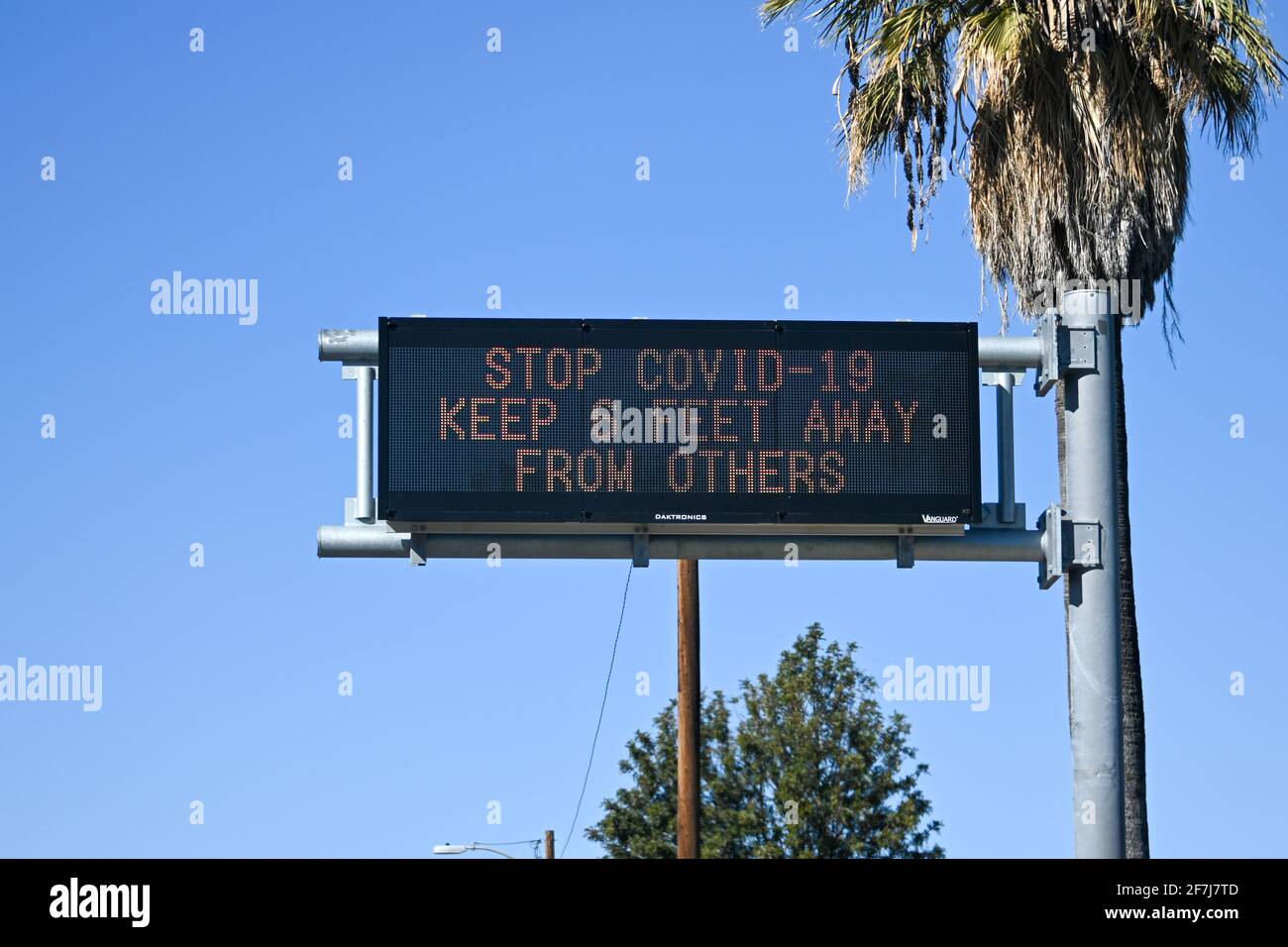 Eine Caltrans-Tafel mit den Worten „Stop COVID-19 Keep 6 feet away from others“ wird inmitten der globalen Coronavirus-Pandemie am Sonntag, den 21. Februar, Stockfoto