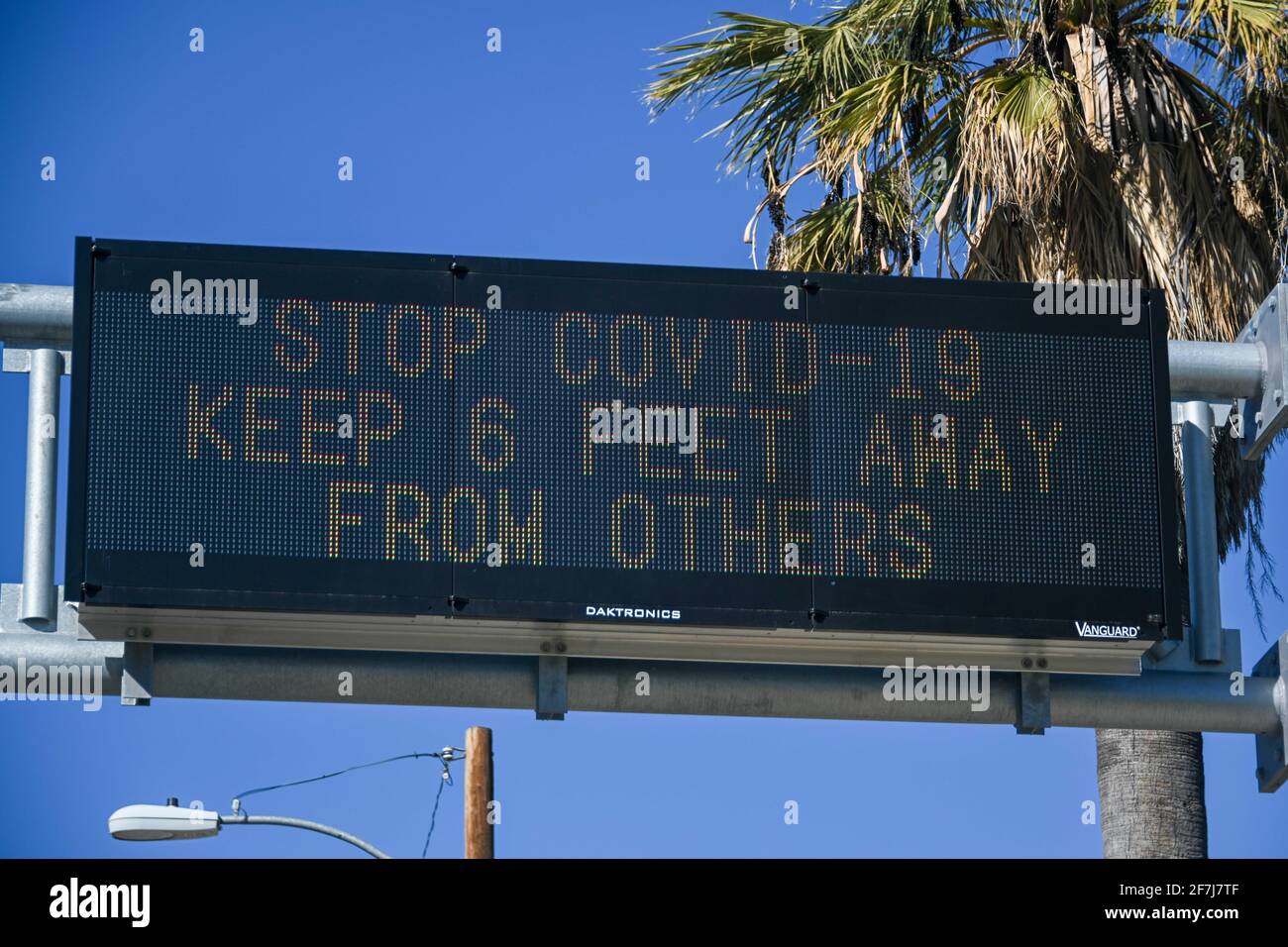 Eine Caltrans-Tafel mit den Worten „Stop COVID-19 Keep 6 feet away from others“ wird inmitten der globalen Coronavirus-Pandemie am Sonntag, den 21. Februar, Stockfoto