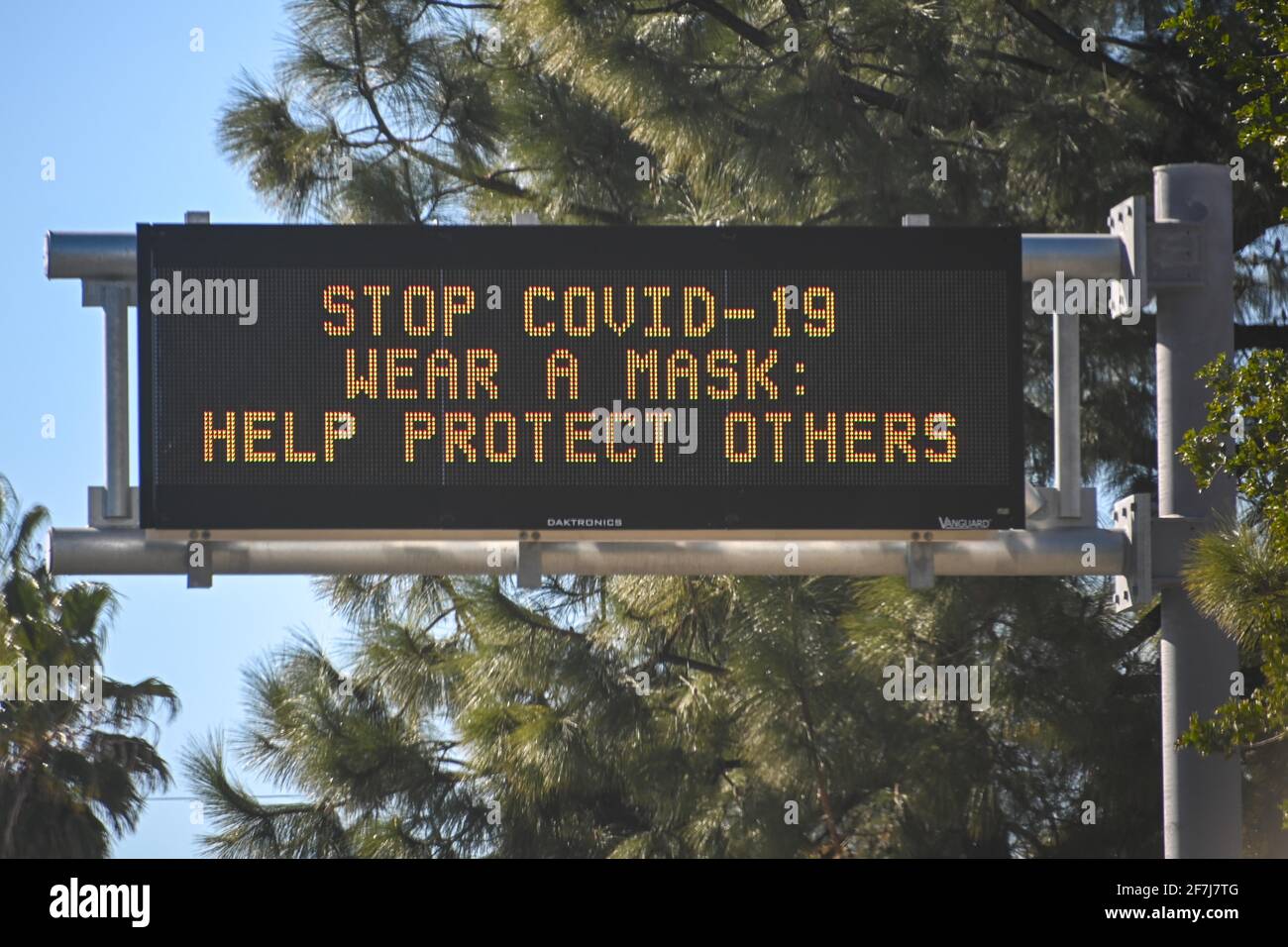 Eine Caltrans-Tafel mit den Worten „Stop COVID-19 Keep 6 feet away from others“ wird inmitten der globalen Coronavirus-Pandemie am Sonntag, den 21. Februar, Stockfoto