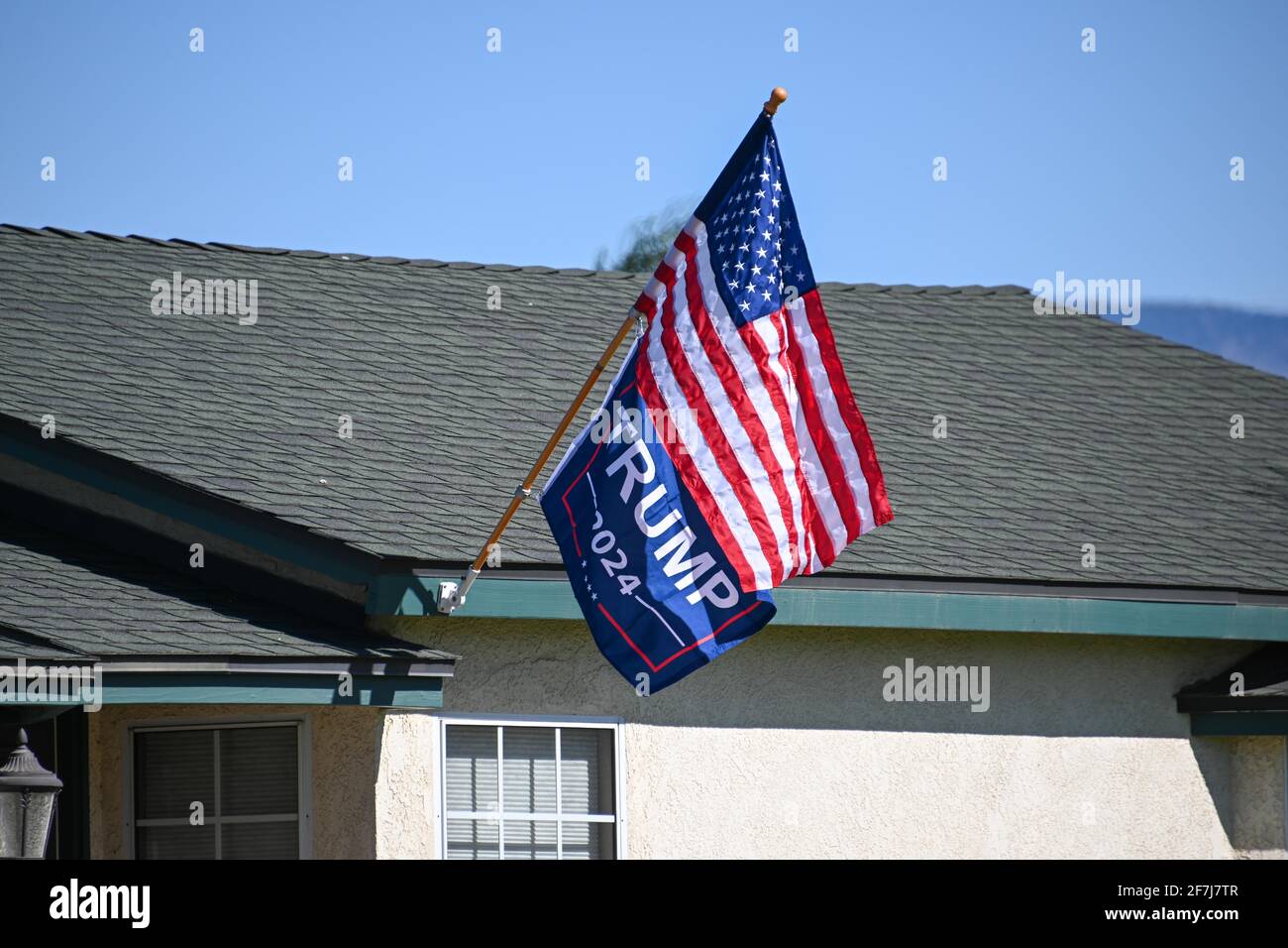Ein Haus in der 721 W Citrus St zeigt am Sonntag, den 21. Februar 2021 in Colton, Kalifornien, eine „Trump 2024“-Flagge unter der amerikanischen Flagge (Dylan Stewart/Bild von Stockfoto