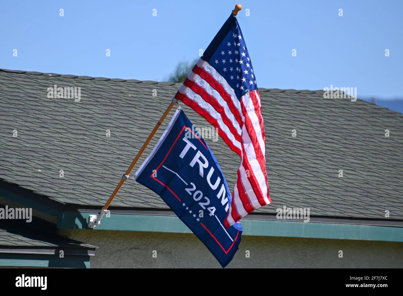 Ein Haus in der 721 W Citrus St zeigt am Sonntag, den 21. Februar 2021 in Colton, Kalifornien, eine „Trump 2024“-Flagge unter der amerikanischen Flagge (Dylan Stewart/Bild von Stockfoto