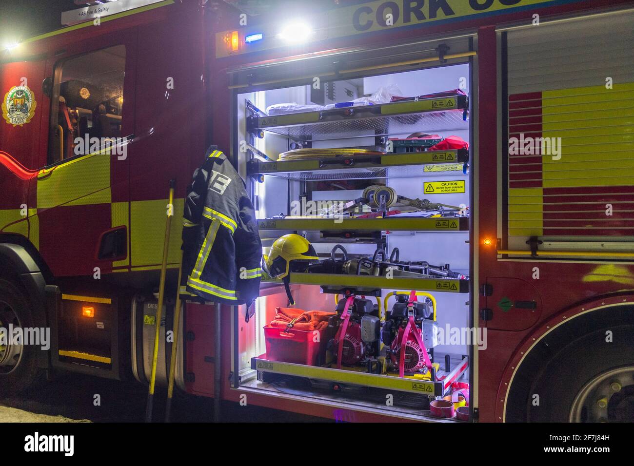 Bantry, West Cork, Irland. April 2021. Ein massives Gorse-Feuer dezimierte Hunderte von Hektar in Seskin, Bantry, durch die Nacht. Drei Einheiten der Bantry Fire Brigade nahmen am Tatort Teil und brachten durch den Einsatz kontrollierter Verbrennungen, Schläuche und Quirle das Feuer unter Kontrolle. Es wird vermutet, dass das Feuer absichtlich ausgelöst wurde. Quelle: AG News/Alamy Live News Stockfoto