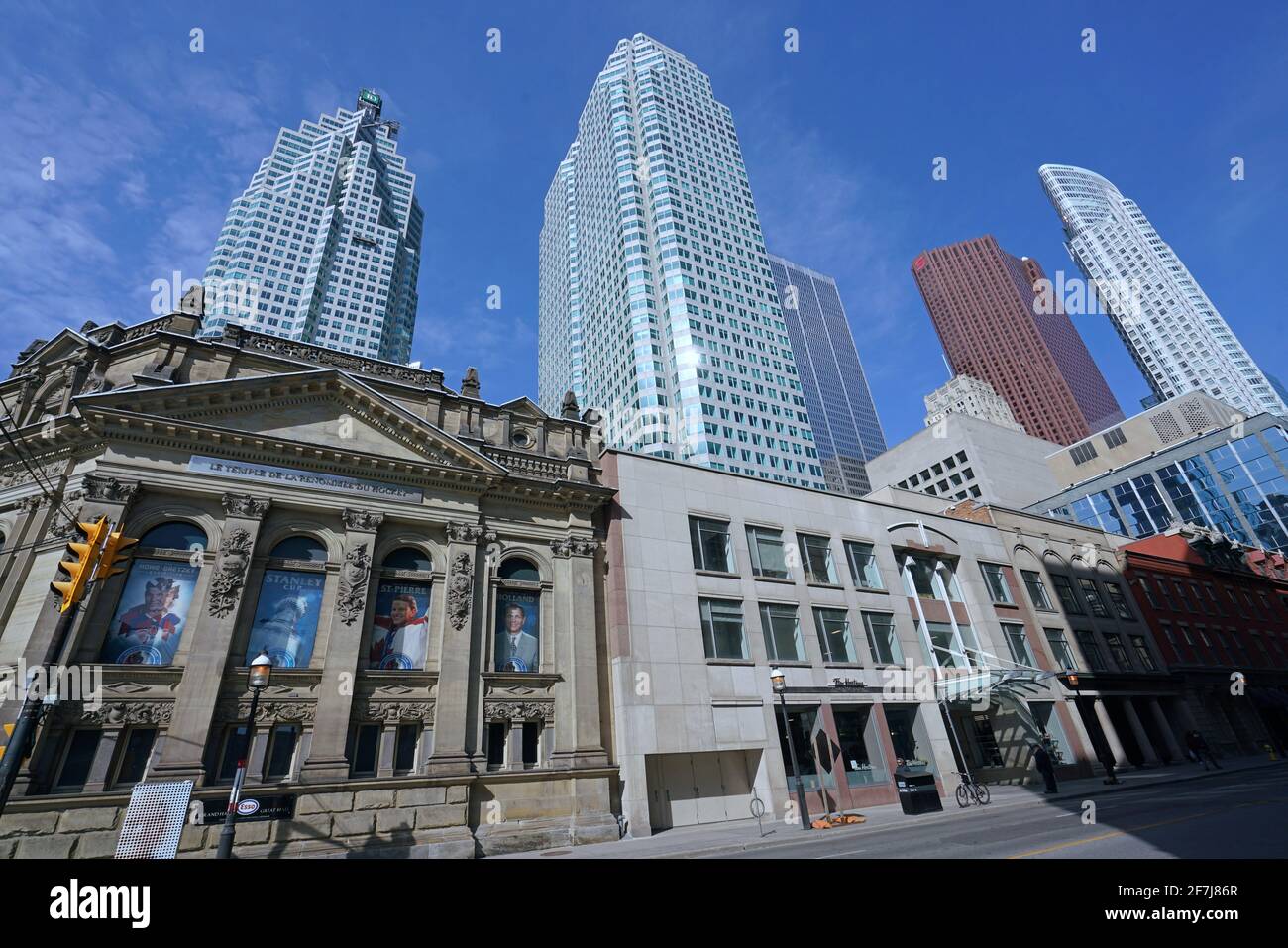 Toronto, Kanada - 5. April 2021: Eine Weitwinkelansicht der Yonge Street im Finanzviertel von Toronto, mit den Hauptbüros der größten Banken Kanadas b Stockfoto