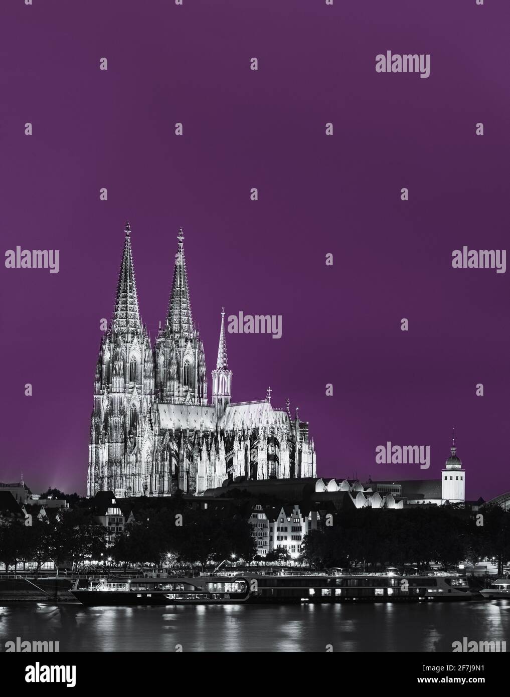 Köln, Deutschland. Nachtansicht Des Kölner Doms. Katholische Gotische Kathedrale In Der Nacht. UNESCO-Weltkulturerbe. Toned Photo Schwarz, Weiß Und Ultra Stockfoto